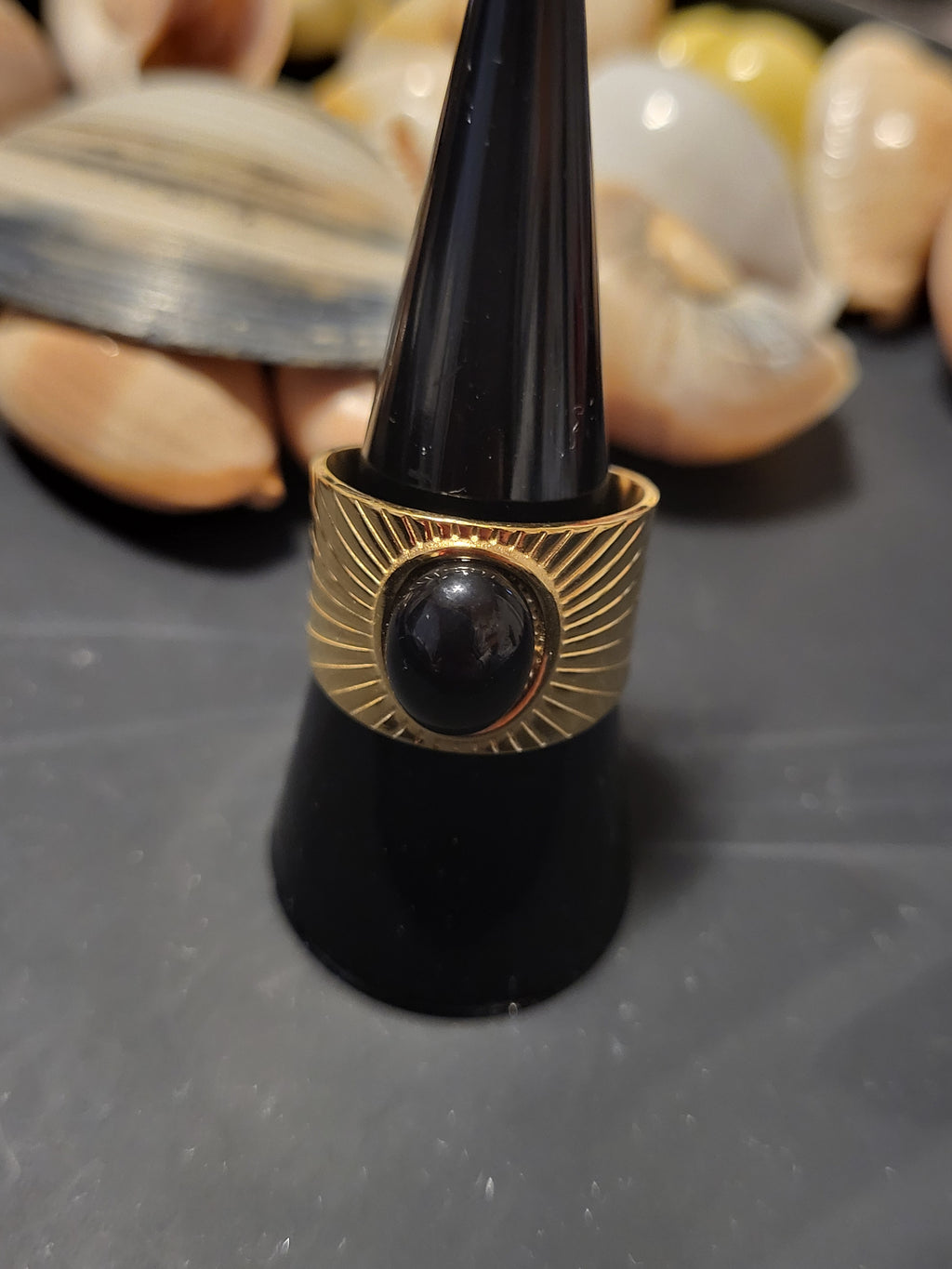 Bague acier inoxydable couleur or avec pierre noire
