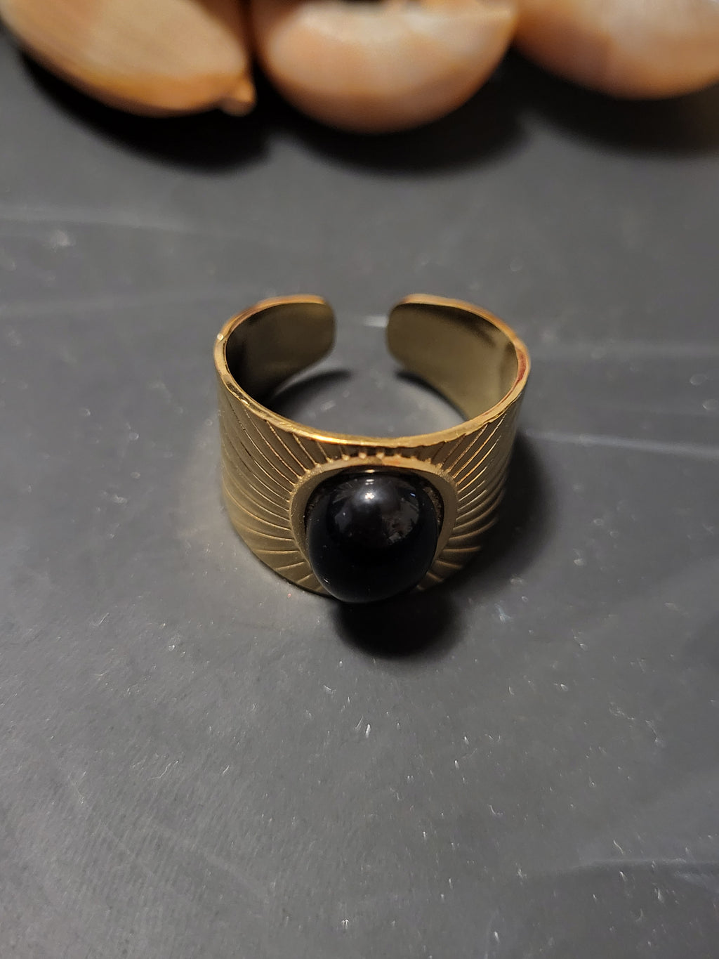 Bague acier inoxydable couleur or avec pierre noire