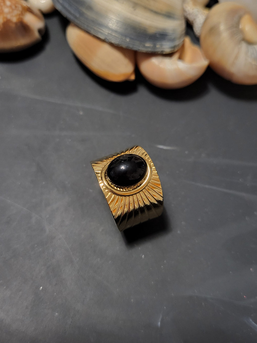 Bague acier inoxydable couleur or avec pierre noire