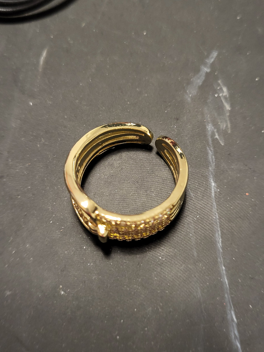 Bague ajustable acier inoxydable doré et petites pierres zircone brillant