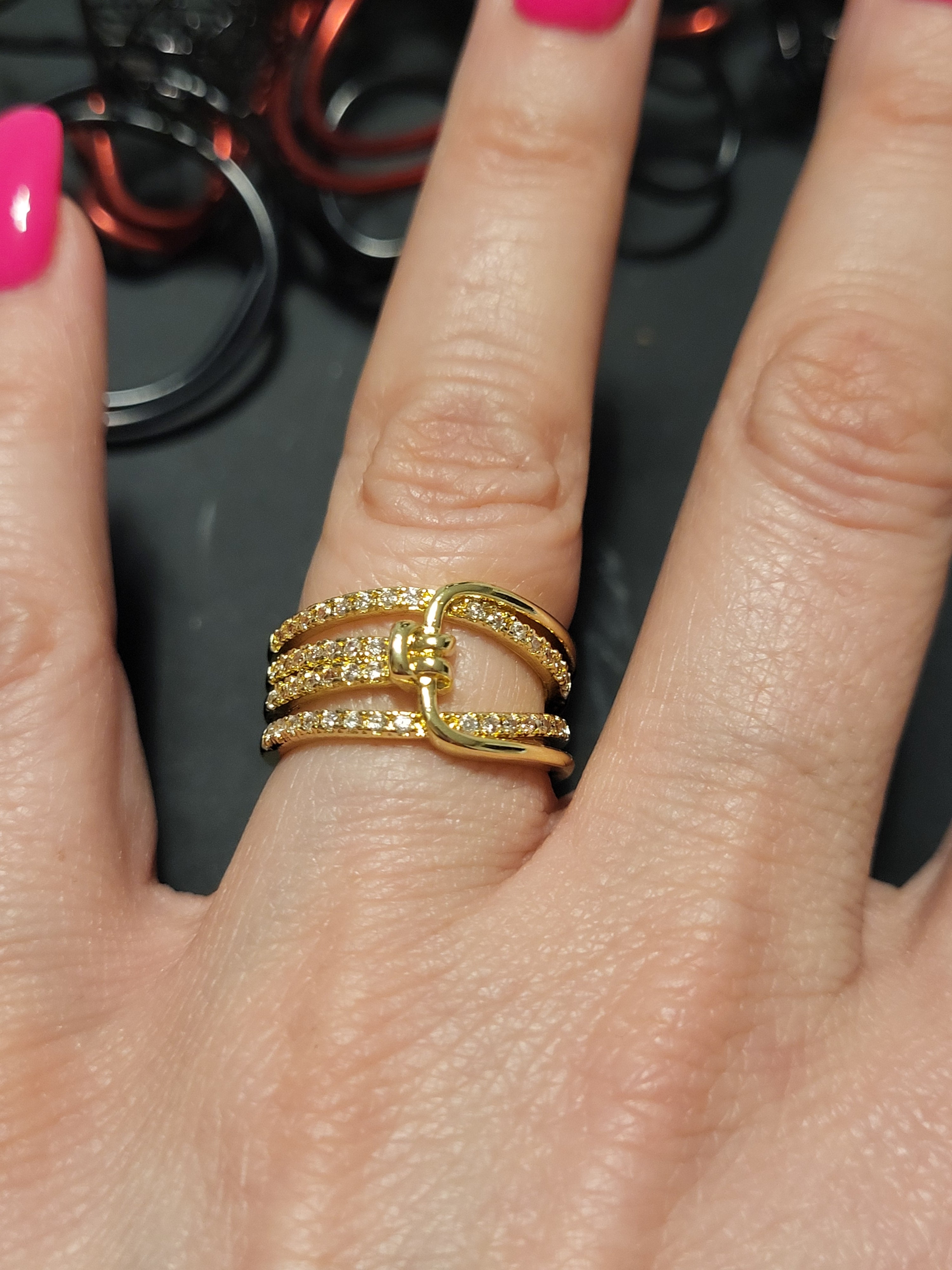 Bague ajustable acier inoxydable doré et petites pierres zircone brillant