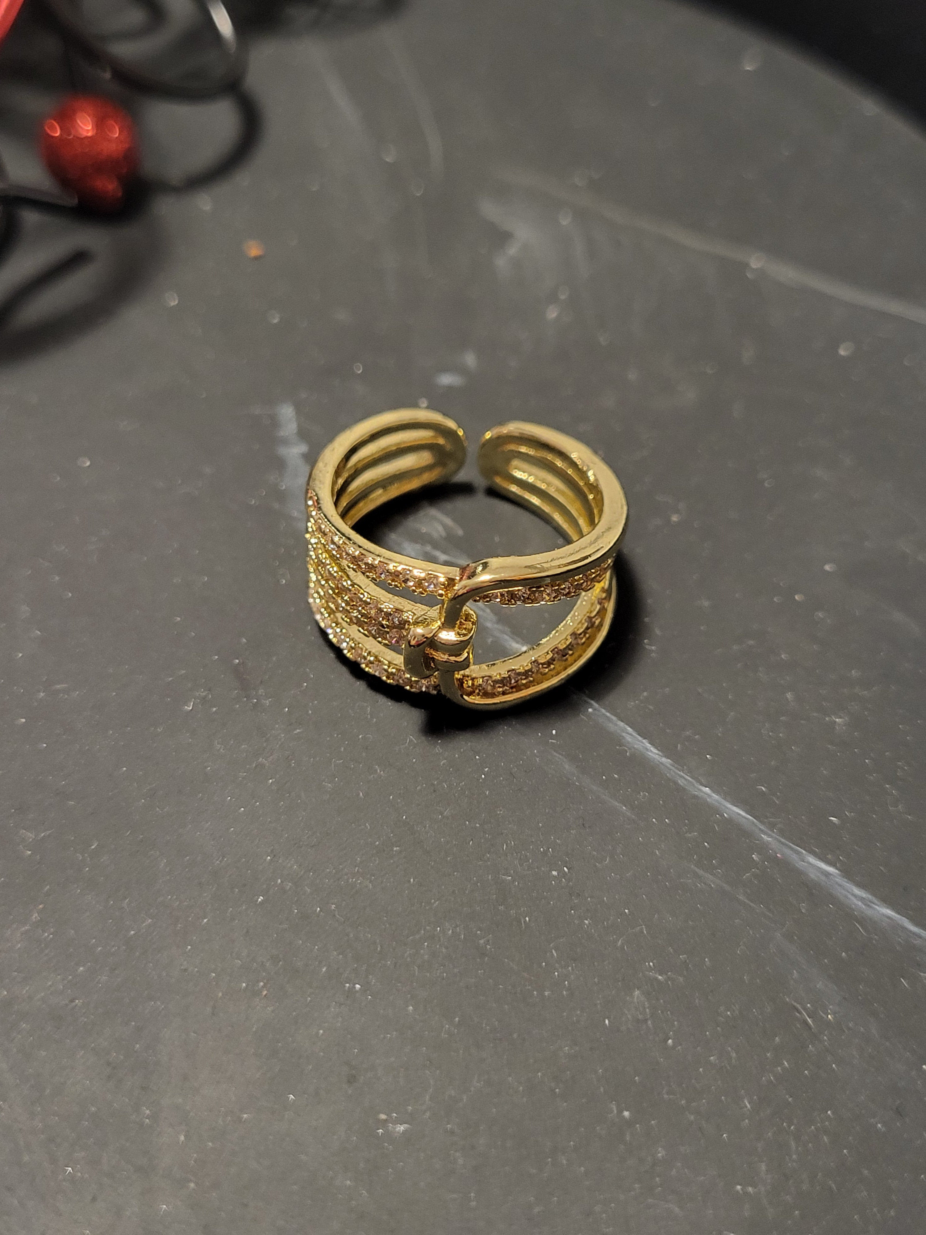 Bague ajustable acier inoxydable doré et petites pierres zircone brillant