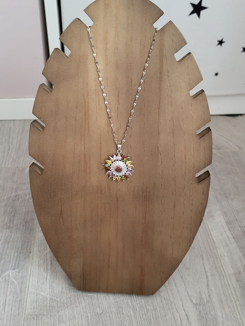 Collier acier inoxydable argenté forme de fleur pierres multicolores zirconium