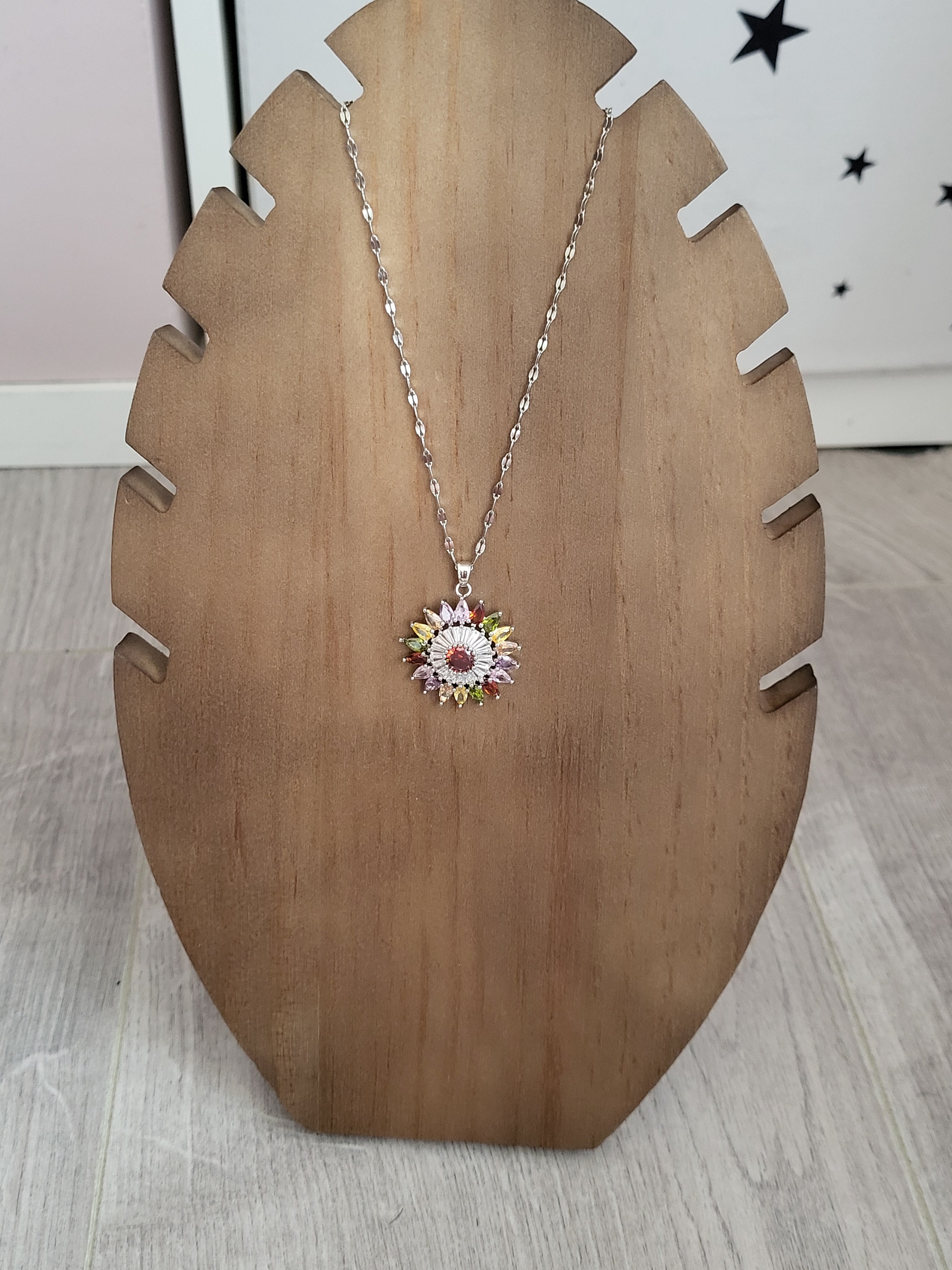 Collier acier inoxydable argenté forme de fleur pierres multicolores zirconium