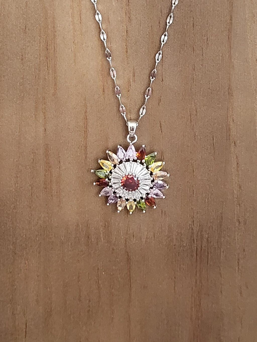 Collier acier inoxydable argenté forme de fleur pierres multicolores zirconium