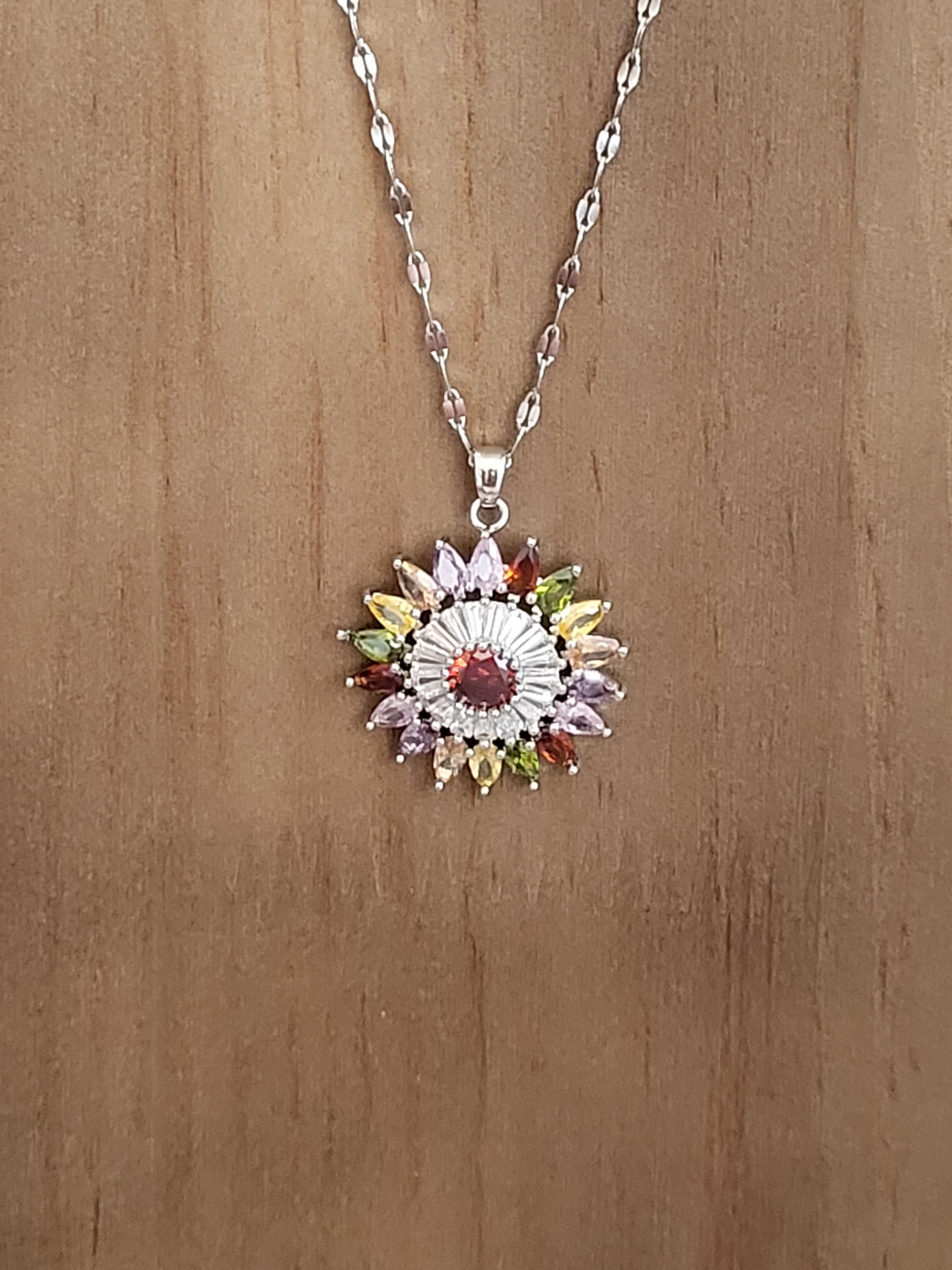 Collier acier inoxydable argenté forme de fleur pierres multicolores zirconium