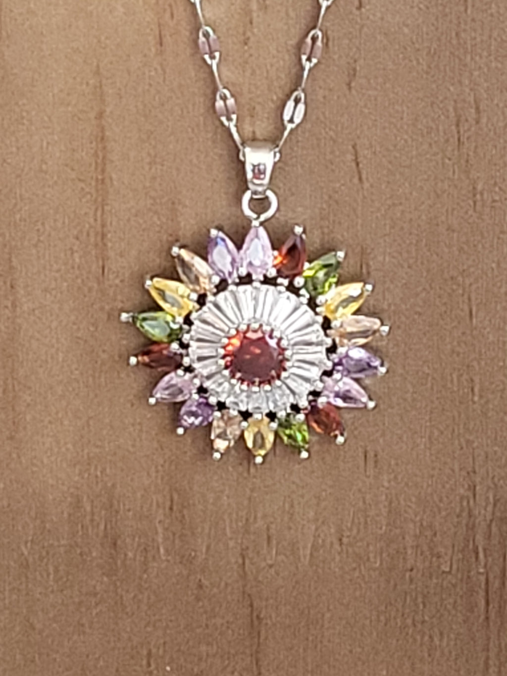 Collier acier inoxydable argenté forme de fleur pierres multicolores zirconium