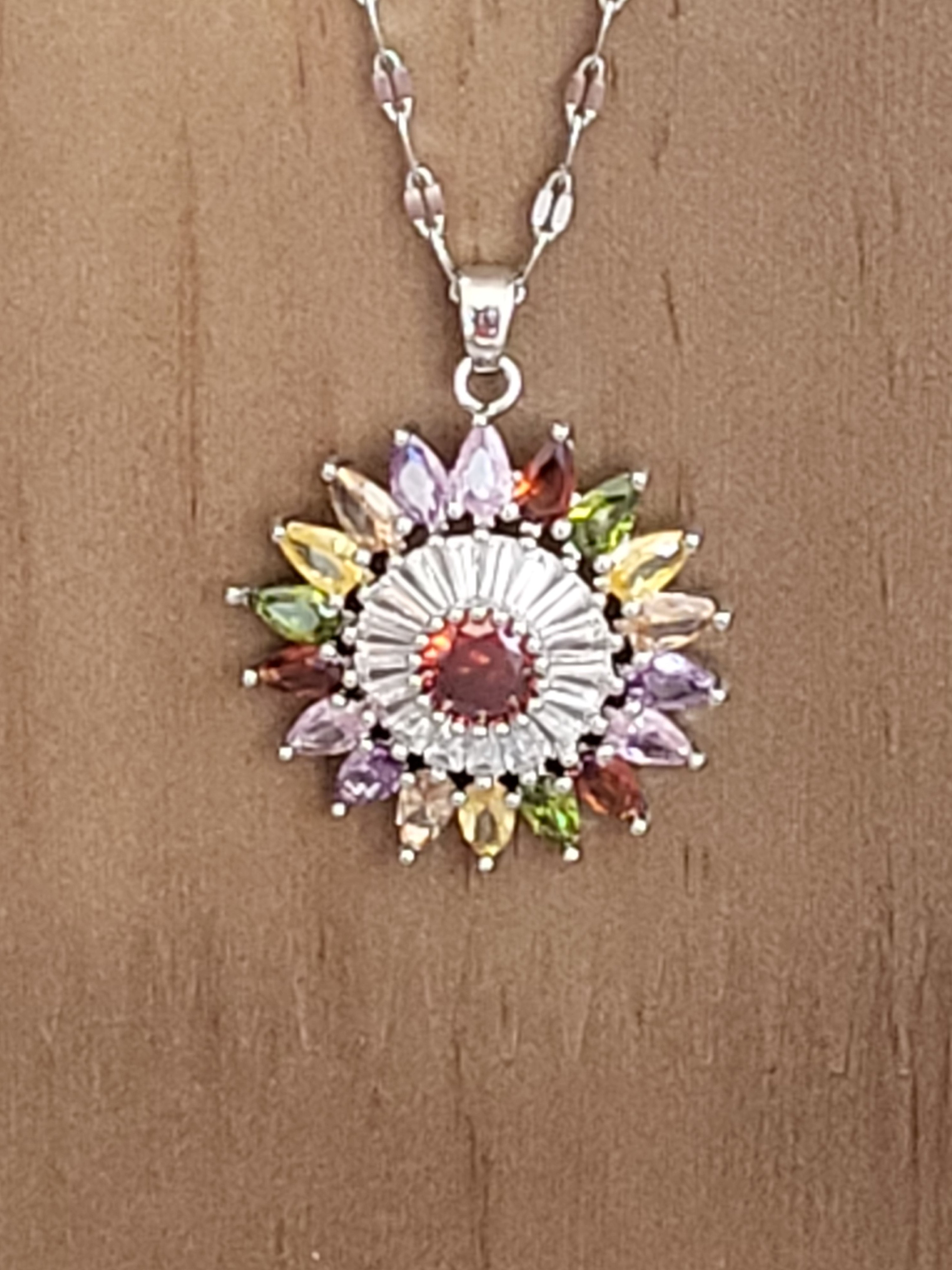 Collier acier inoxydable argenté forme de fleur pierres multicolores zirconium
