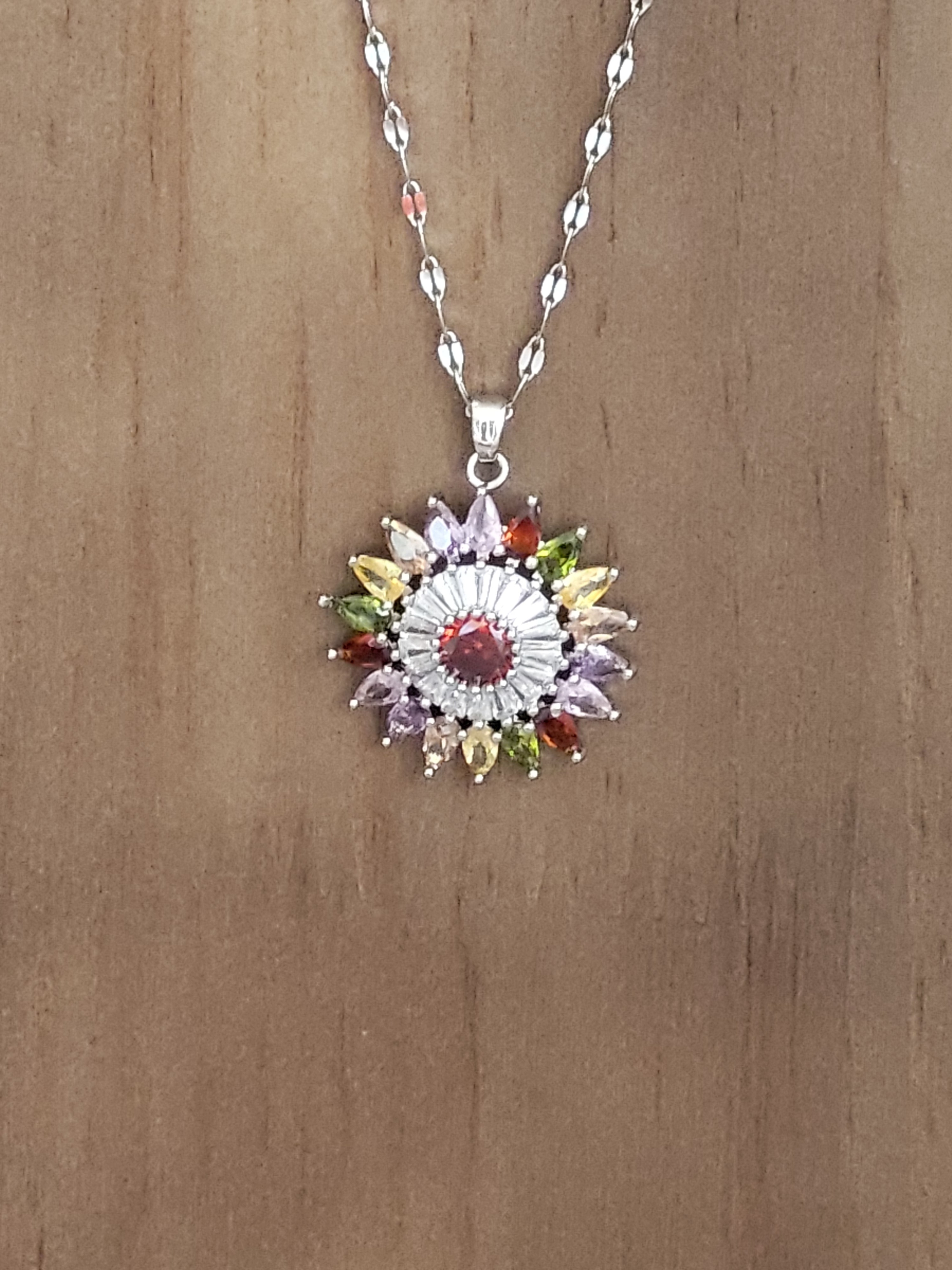 Collier acier inoxydable argenté forme de fleur pierres multicolores zirconium