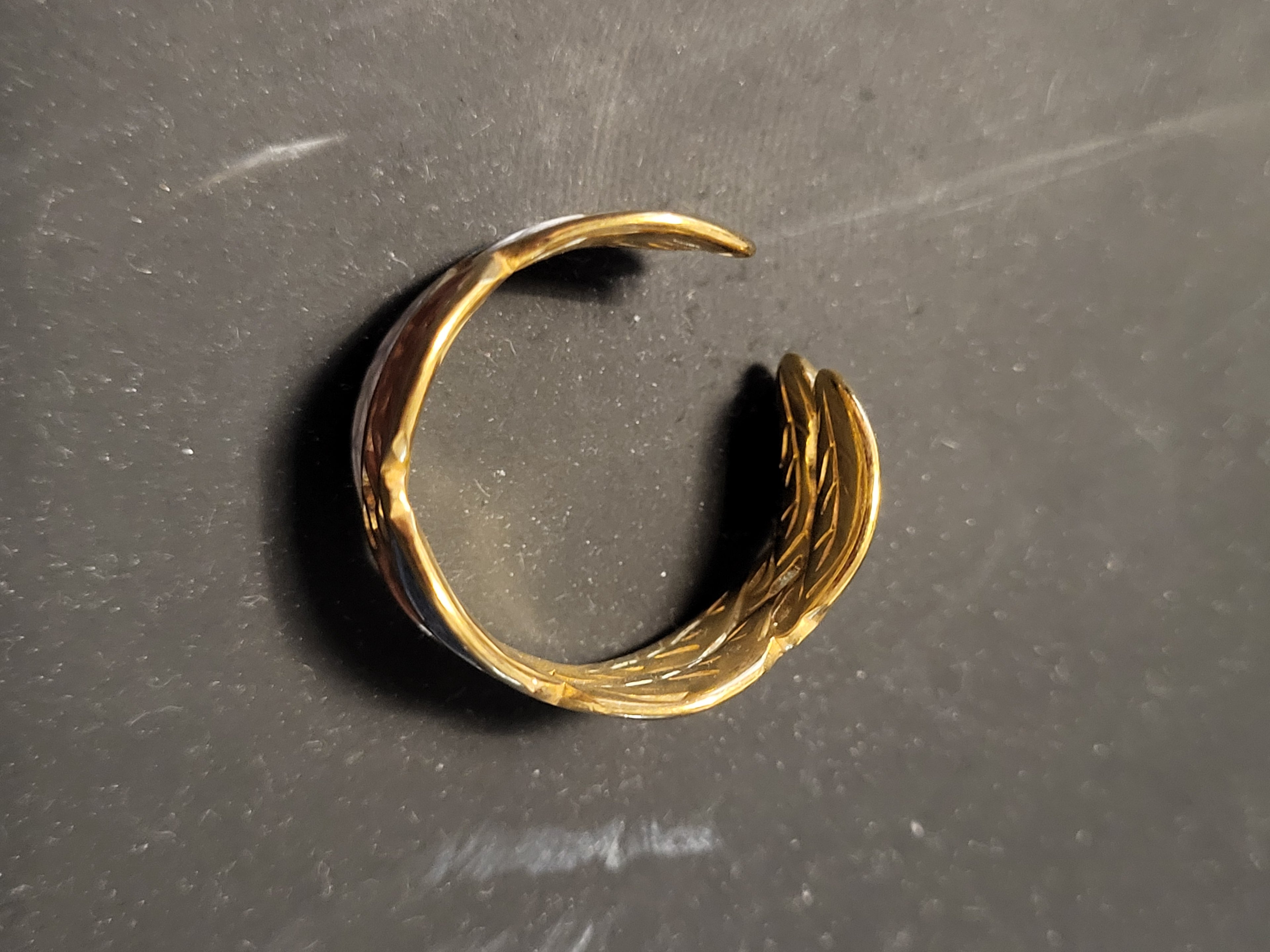 Bague acier inoxydable doré en forme de feuille grise