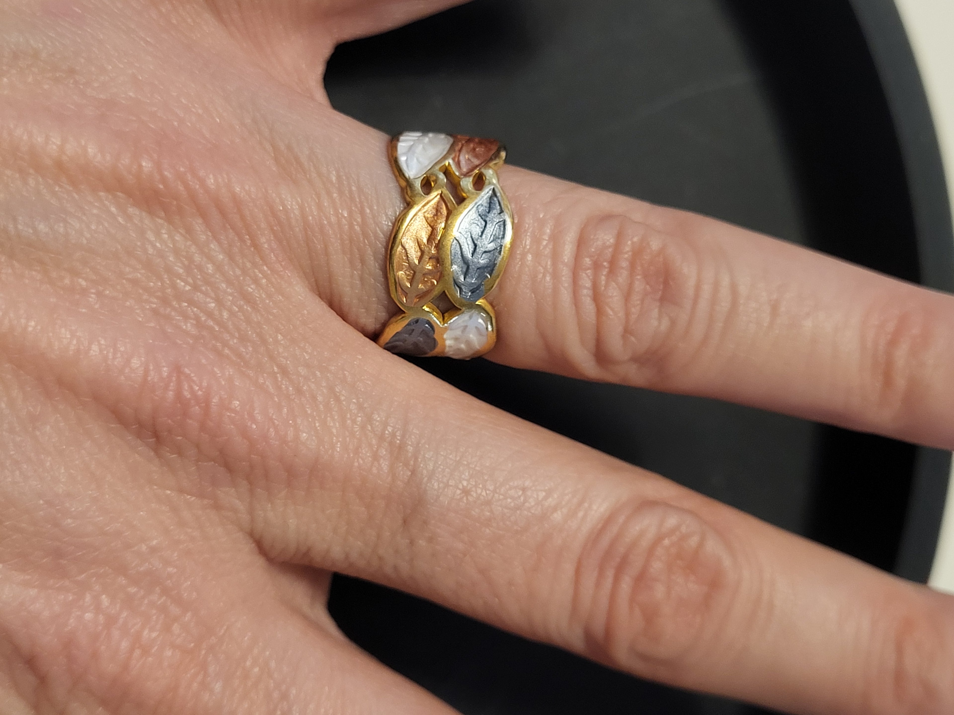 Bague acier inoxydable doré en forme de feuille grise