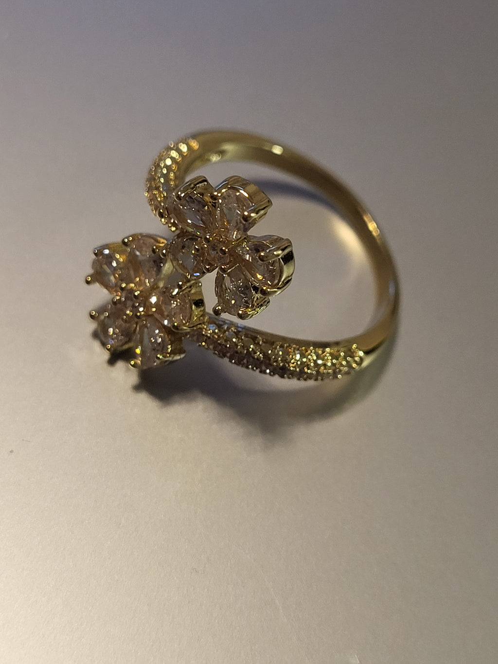 Bague ouverte acier inoxydable doré avec fleurs en zircon blanc
