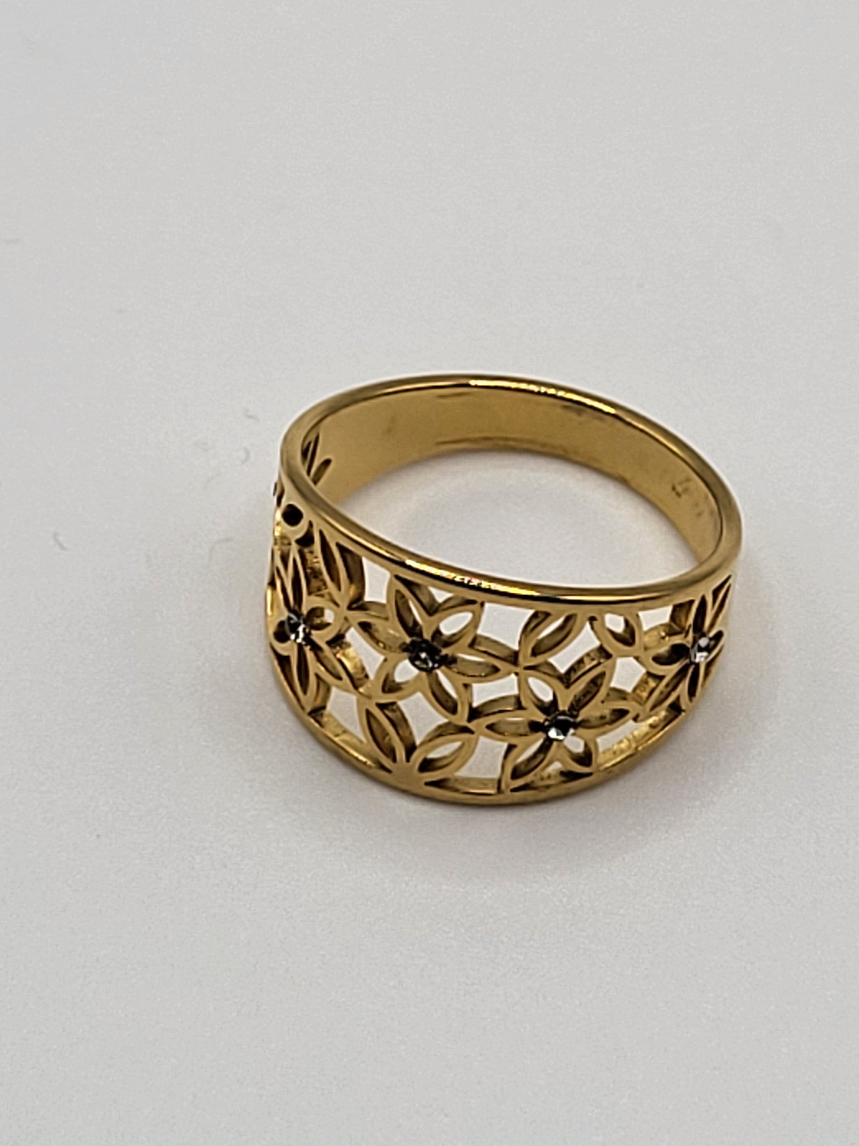 Bague en acier inoxydable fleur ajourée taille 8