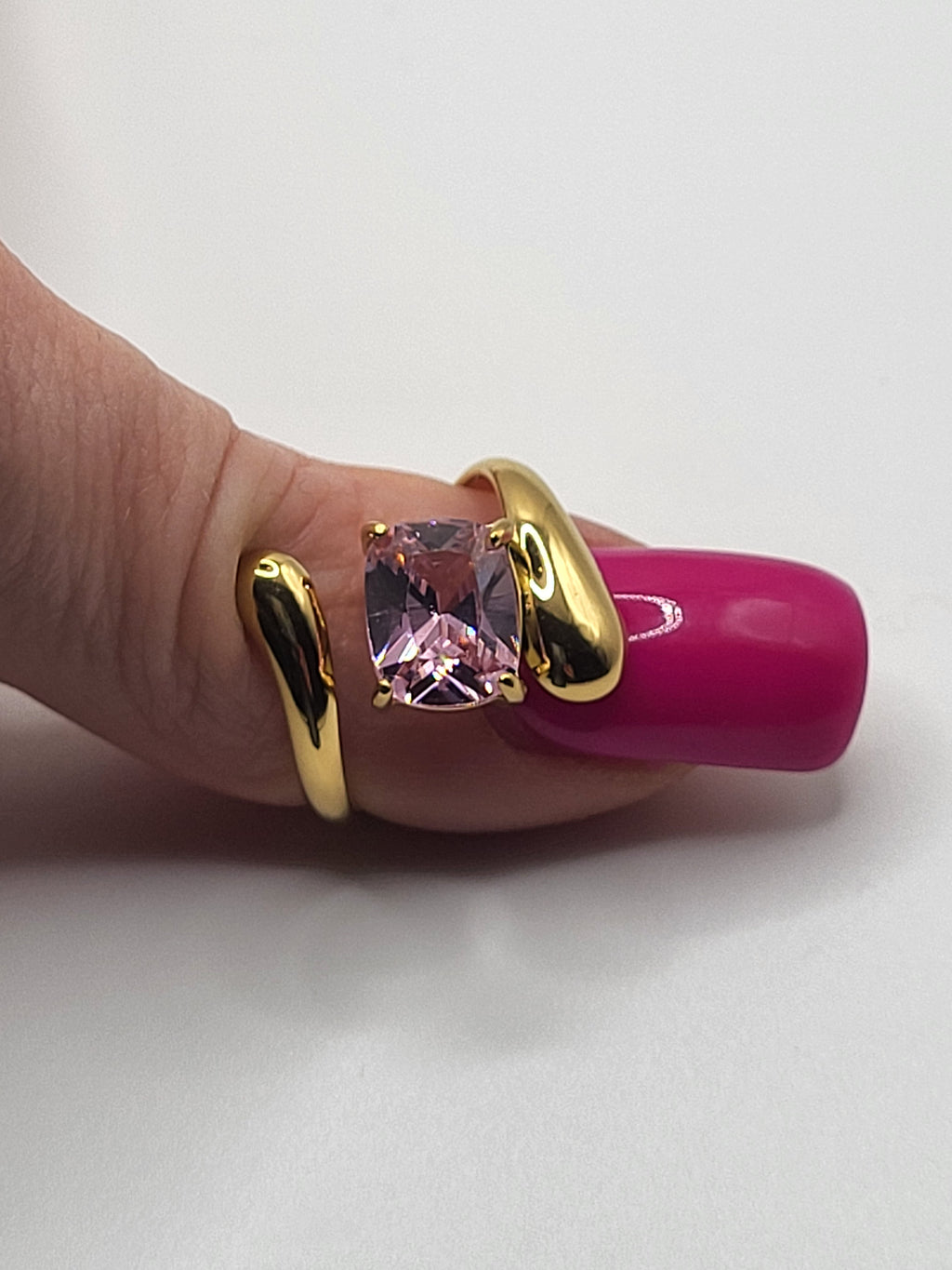 Bague ajustable acier inoxydable doré avec pierre rose forme Z