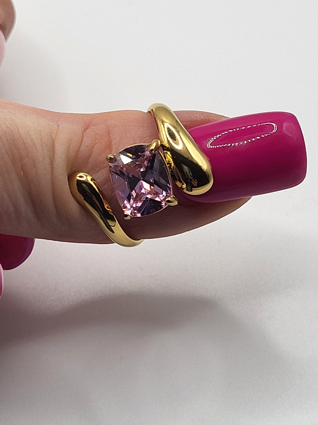 Bague ajustable acier inoxydable doré avec pierre rose forme Z