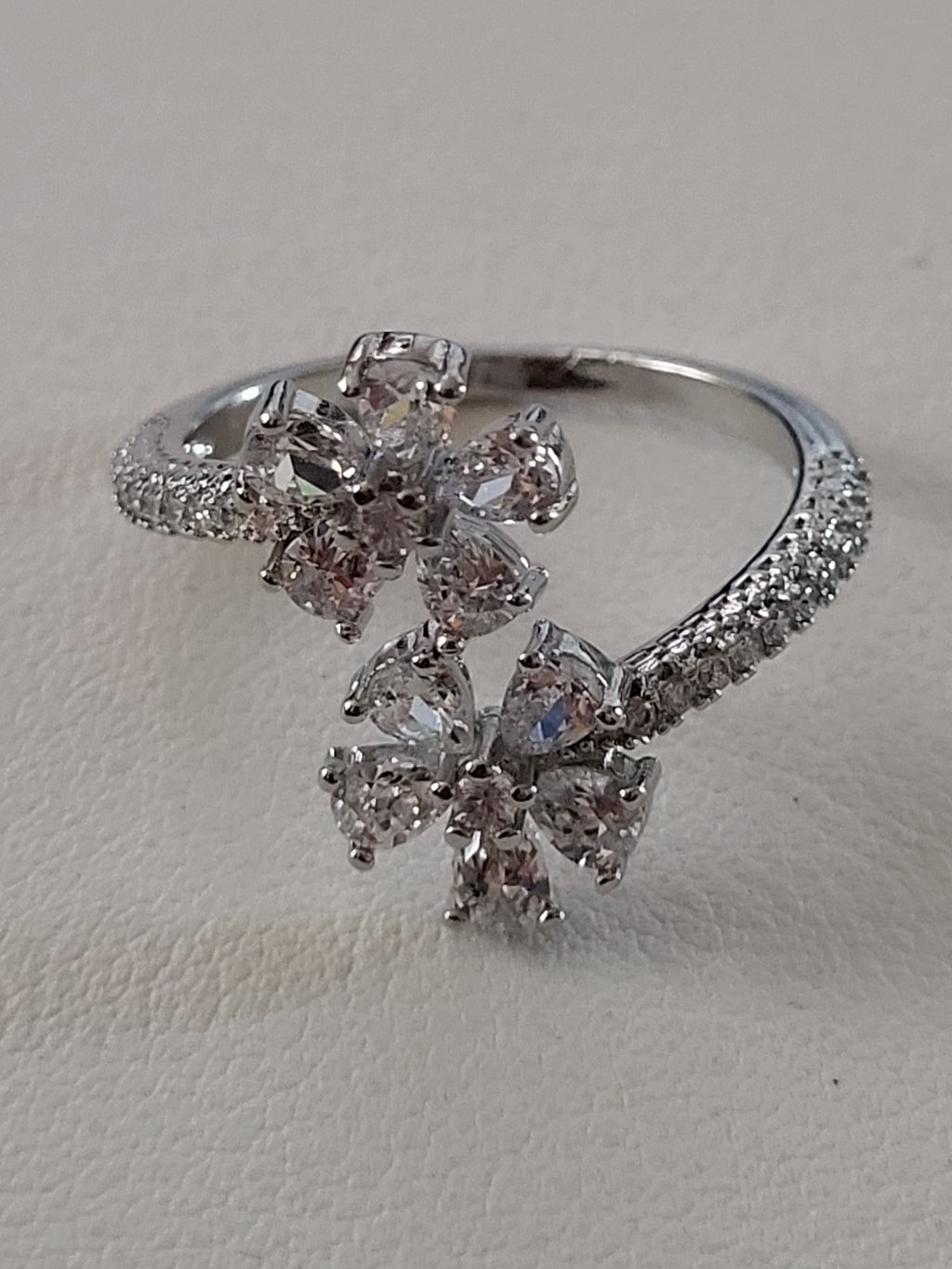 Bague ouverte acier inoxydable argenté avec fleurs zircon blanc