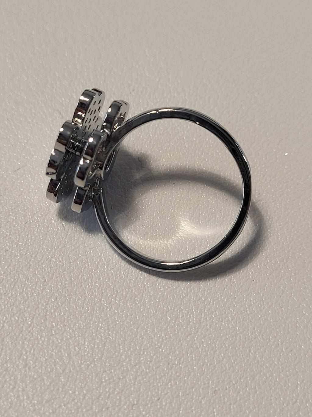 Bague acier inoxydable argentée ouverte fleur zircon anti-stress - la fleur tourne