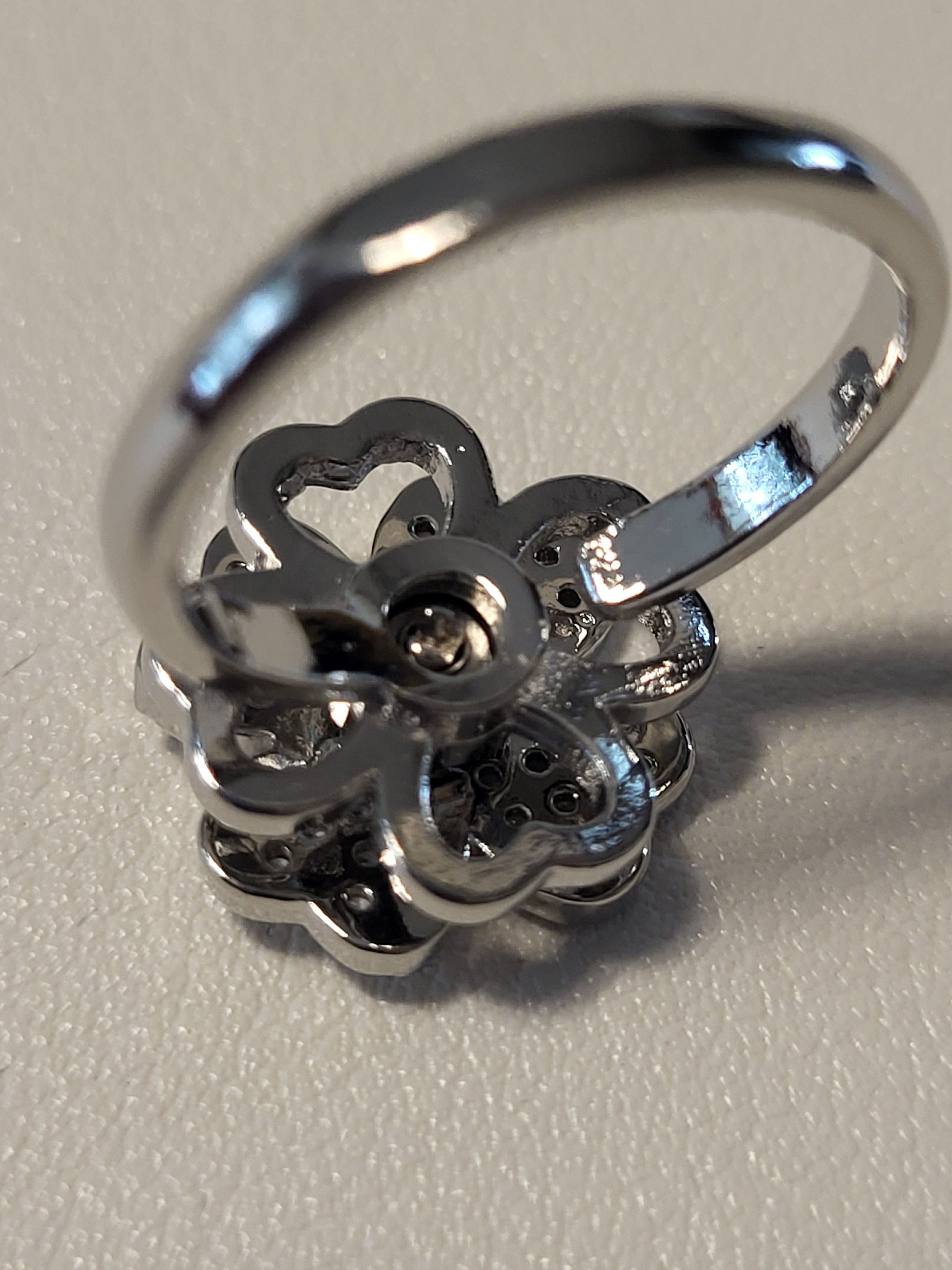 Bague acier inoxydable argentée ouverte fleur zircon anti-stress - la fleur tourne