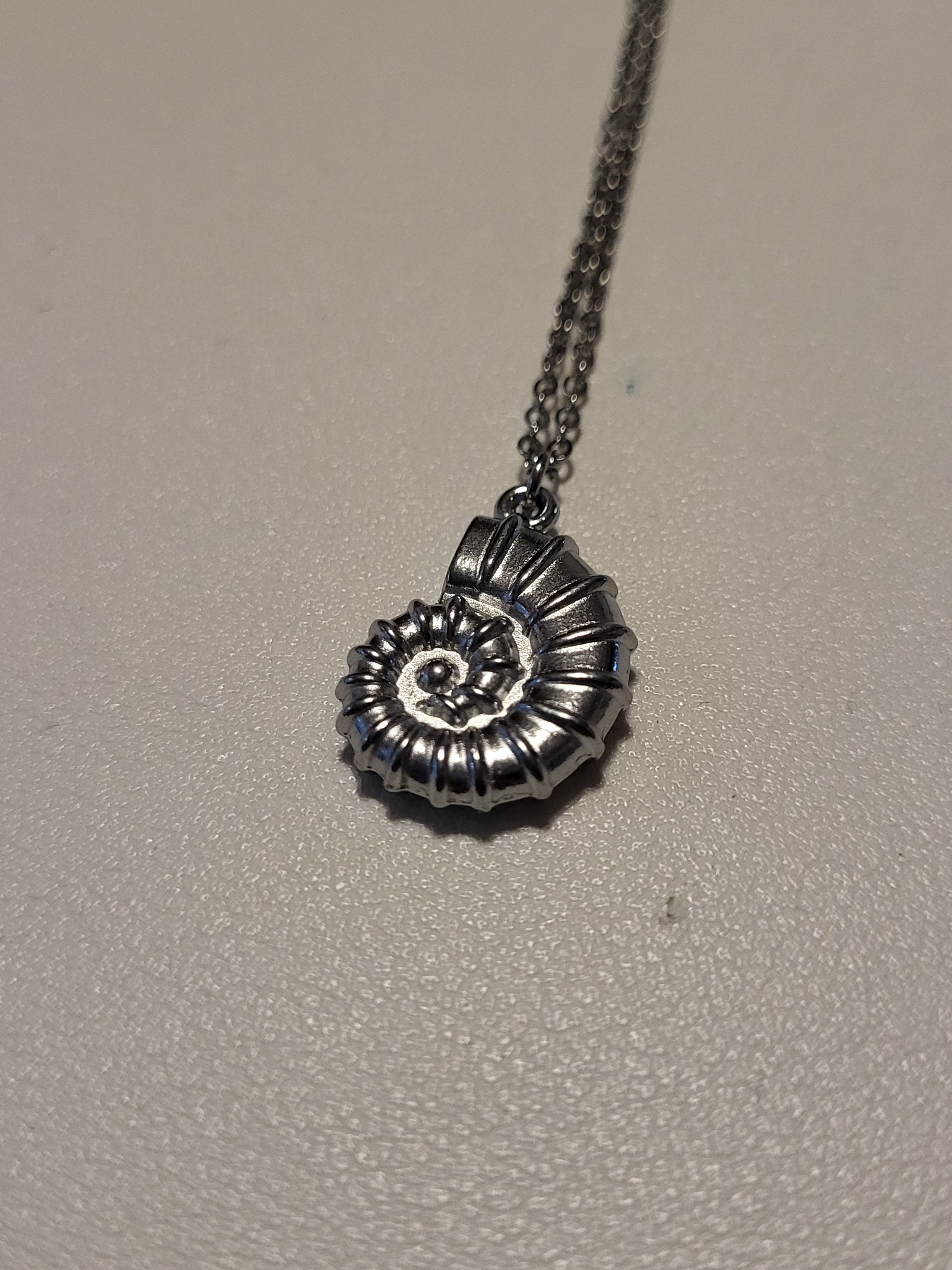 Collier pendentif escargot acier inoxydable argenté 40 + 5 cm