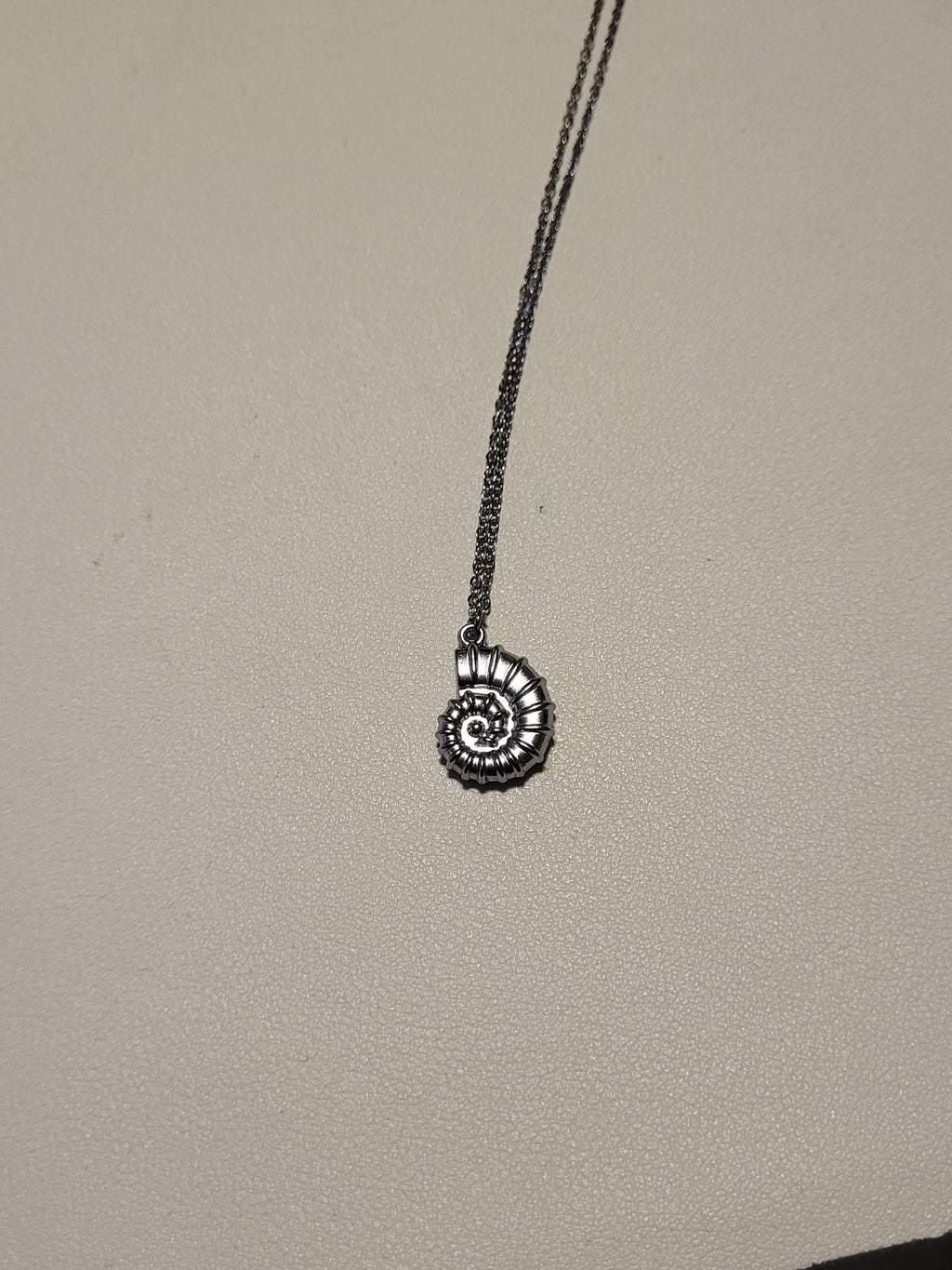 Collier pendentif escargot acier inoxydable argenté 40 + 5 cm