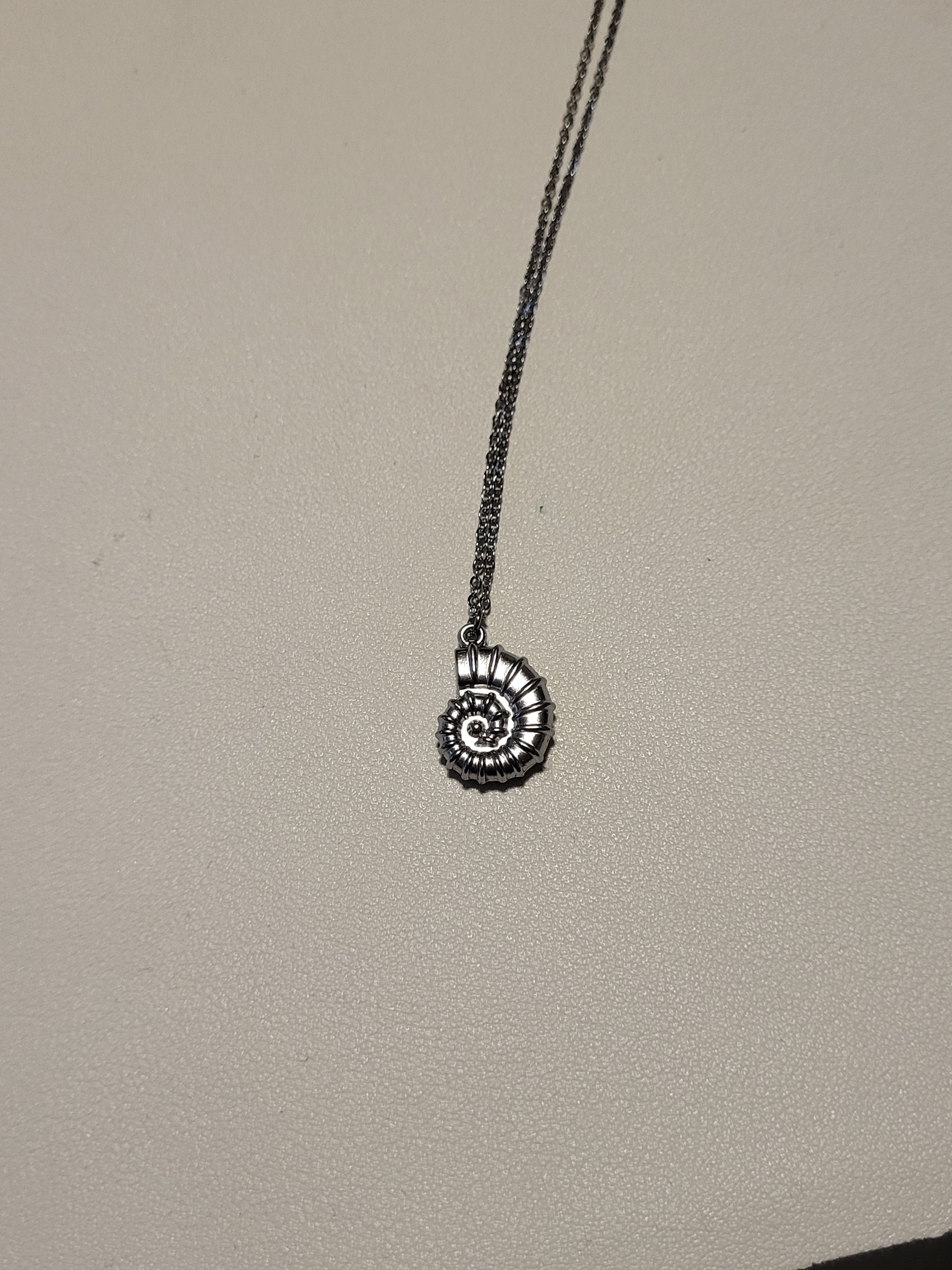 Collier pendentif escargot acier inoxydable argenté 40 + 5 cm