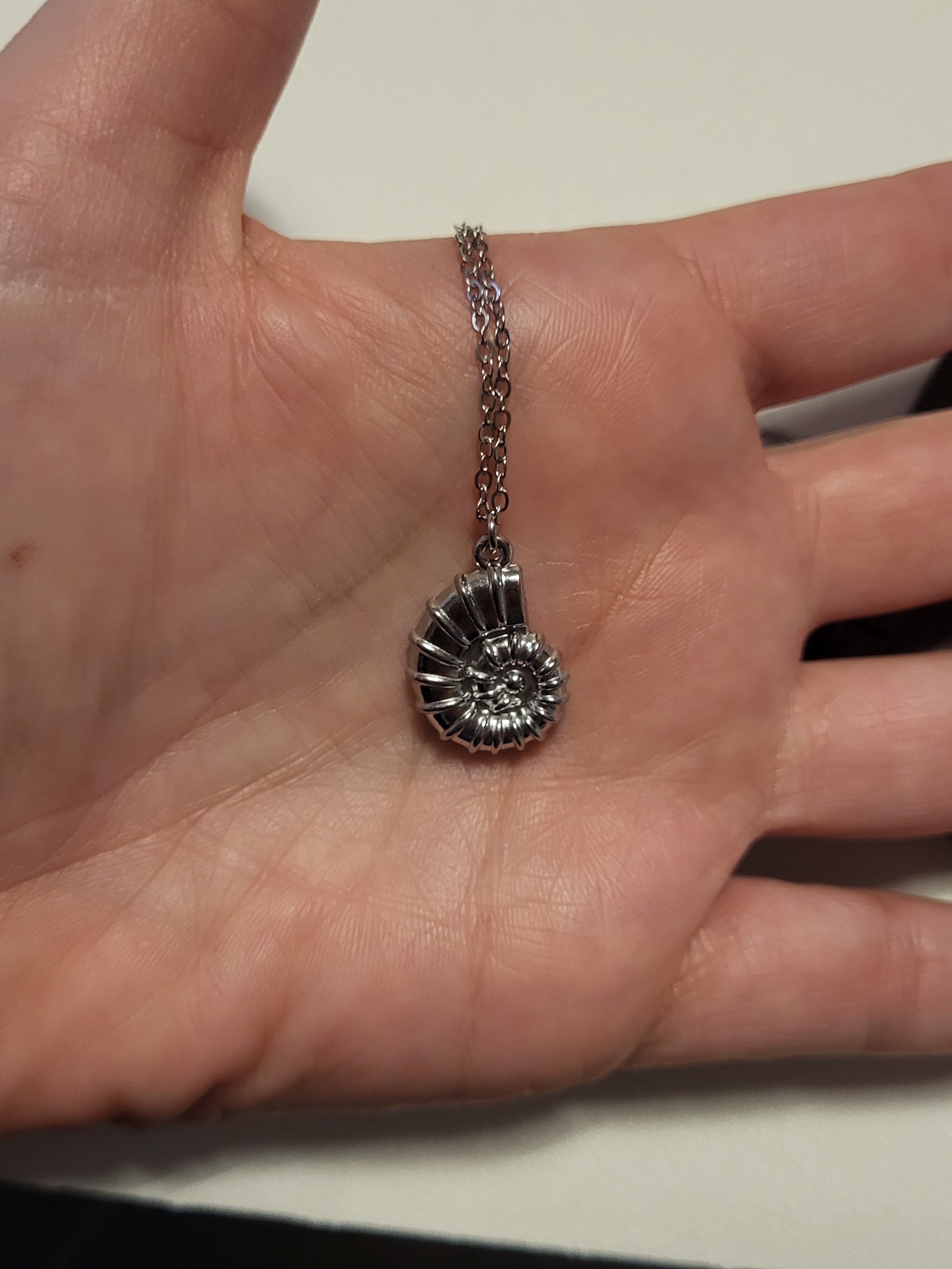 Collier pendentif escargot acier inoxydable argenté 40 + 5 cm