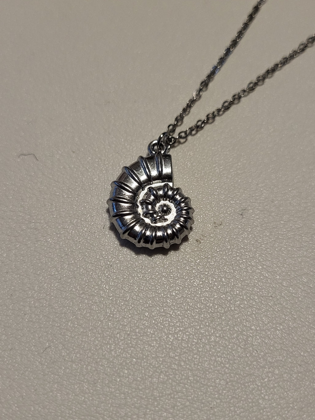 Collier pendentif escargot acier inoxydable argenté 40 + 5 cm