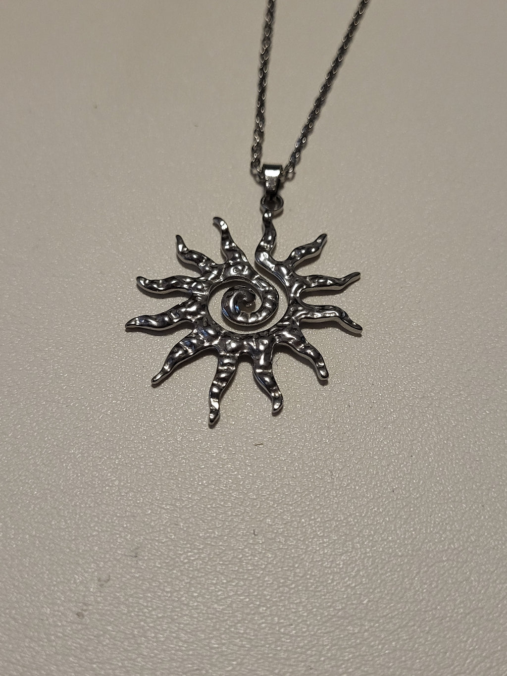 Collier long pendentif soleil acier inoxydable argenté