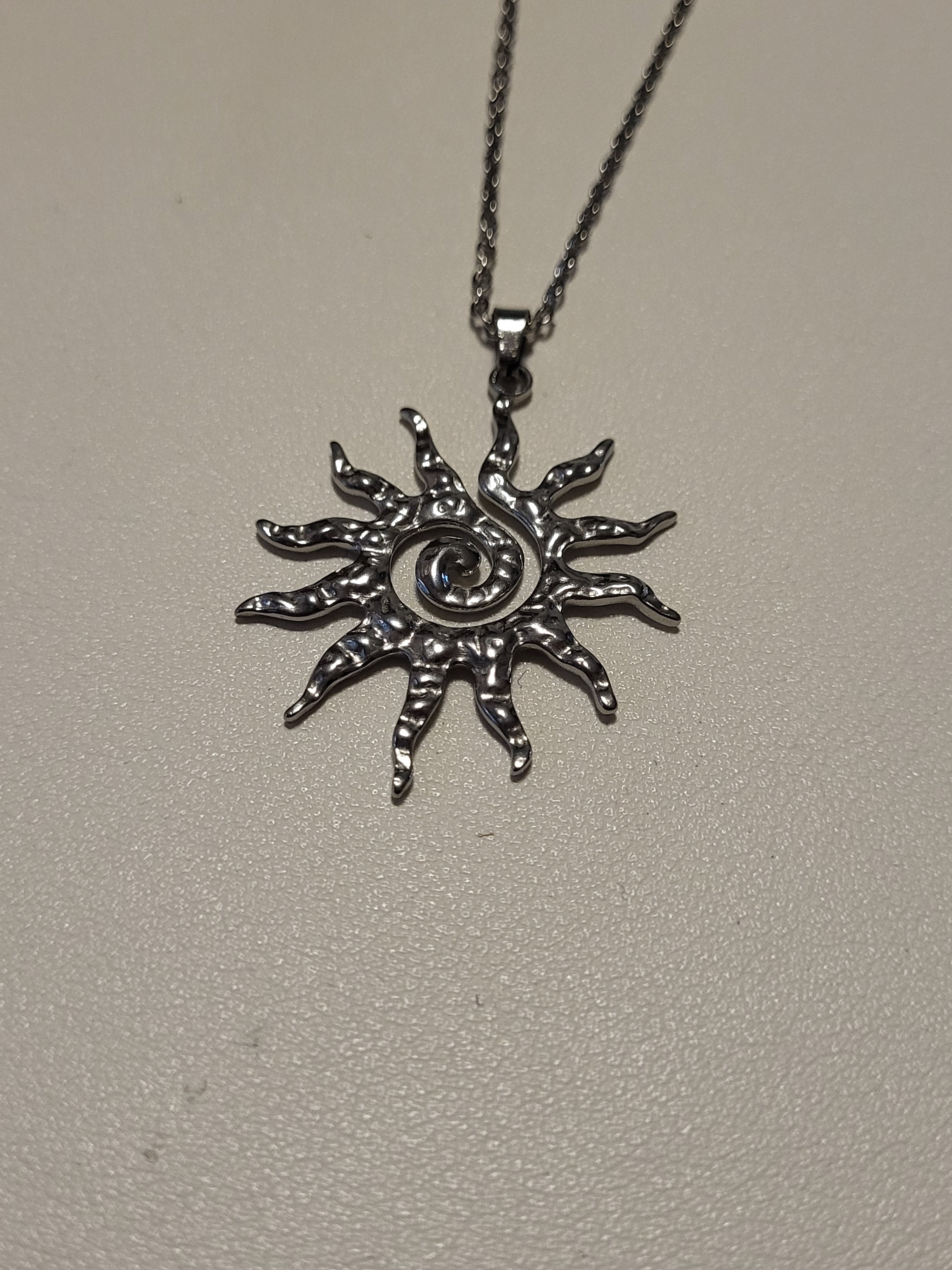 Collier long pendentif soleil acier inoxydable argenté
