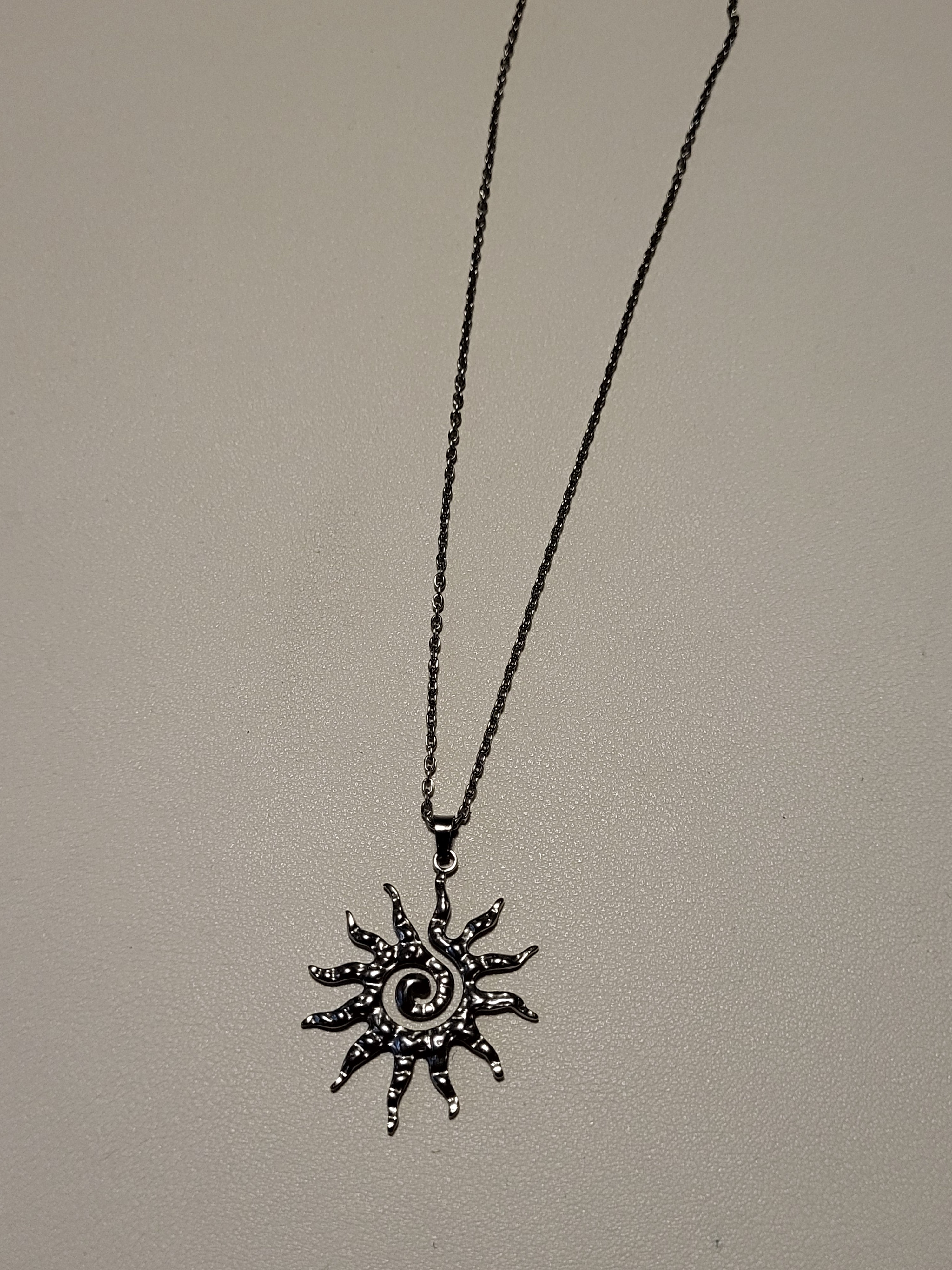 Collier long pendentif soleil acier inoxydable argenté