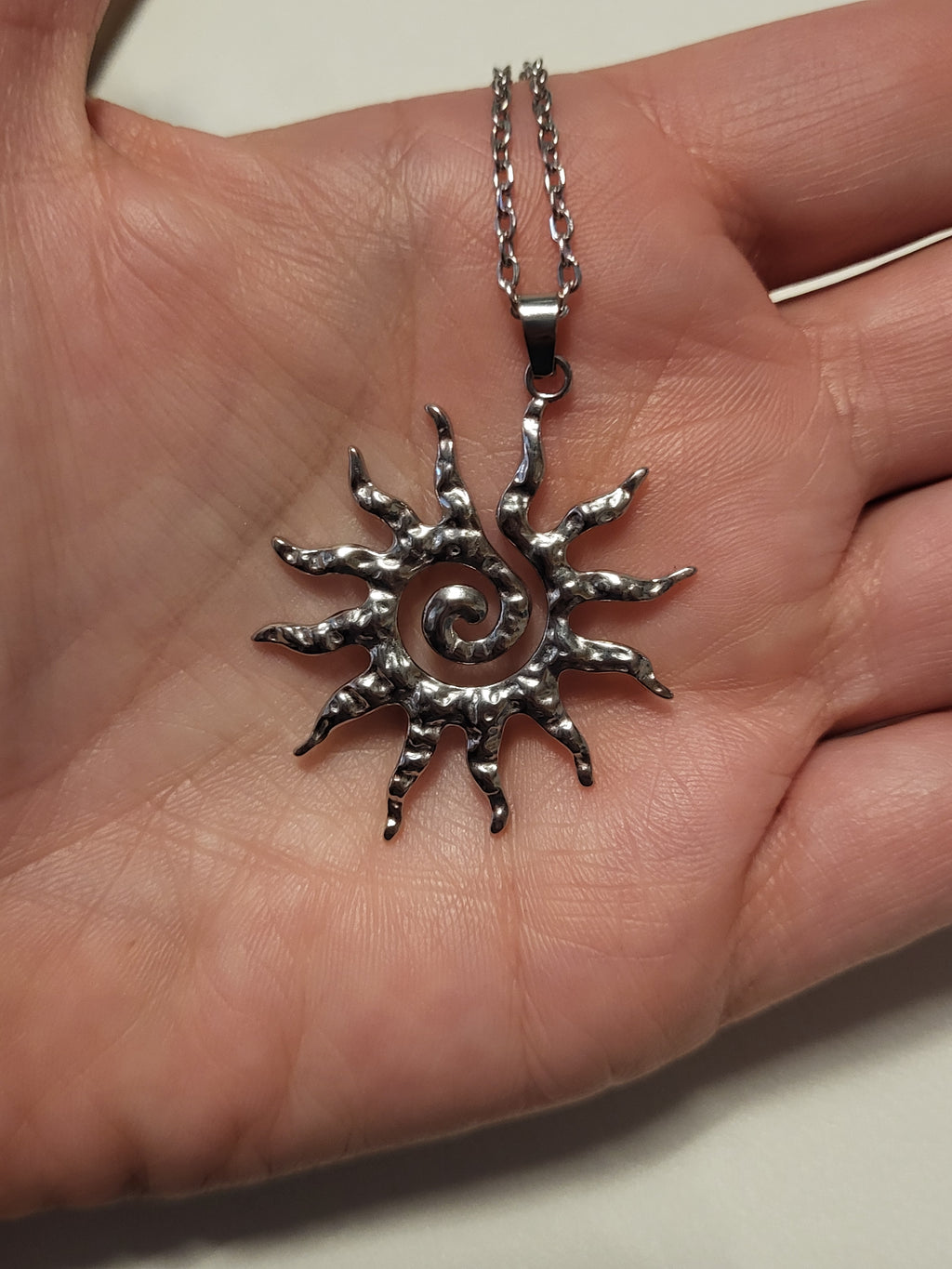Collier long pendentif soleil acier inoxydable argenté
