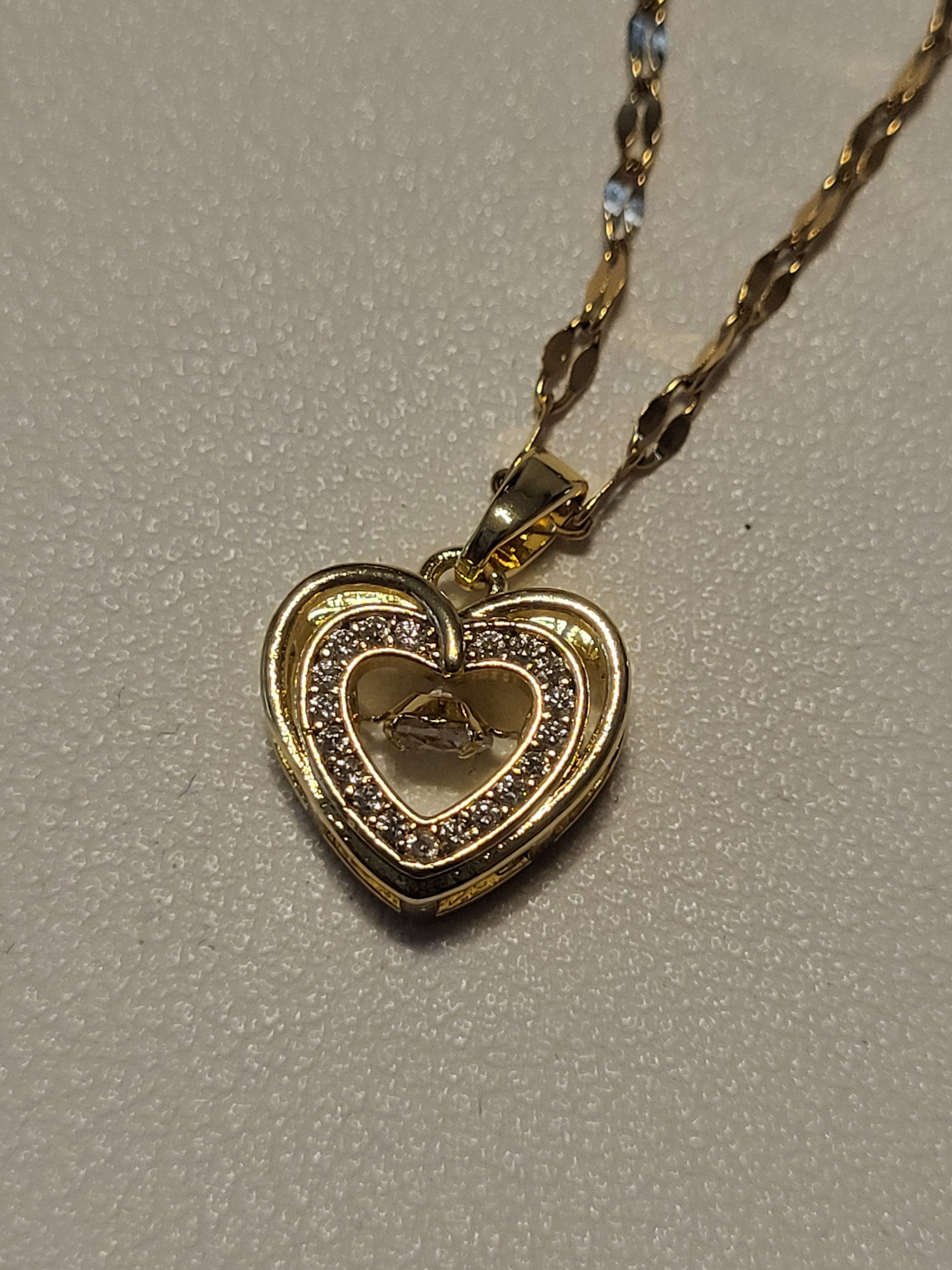 Collier pendentif cœur acier inoxydable doré avec incrustation zircon