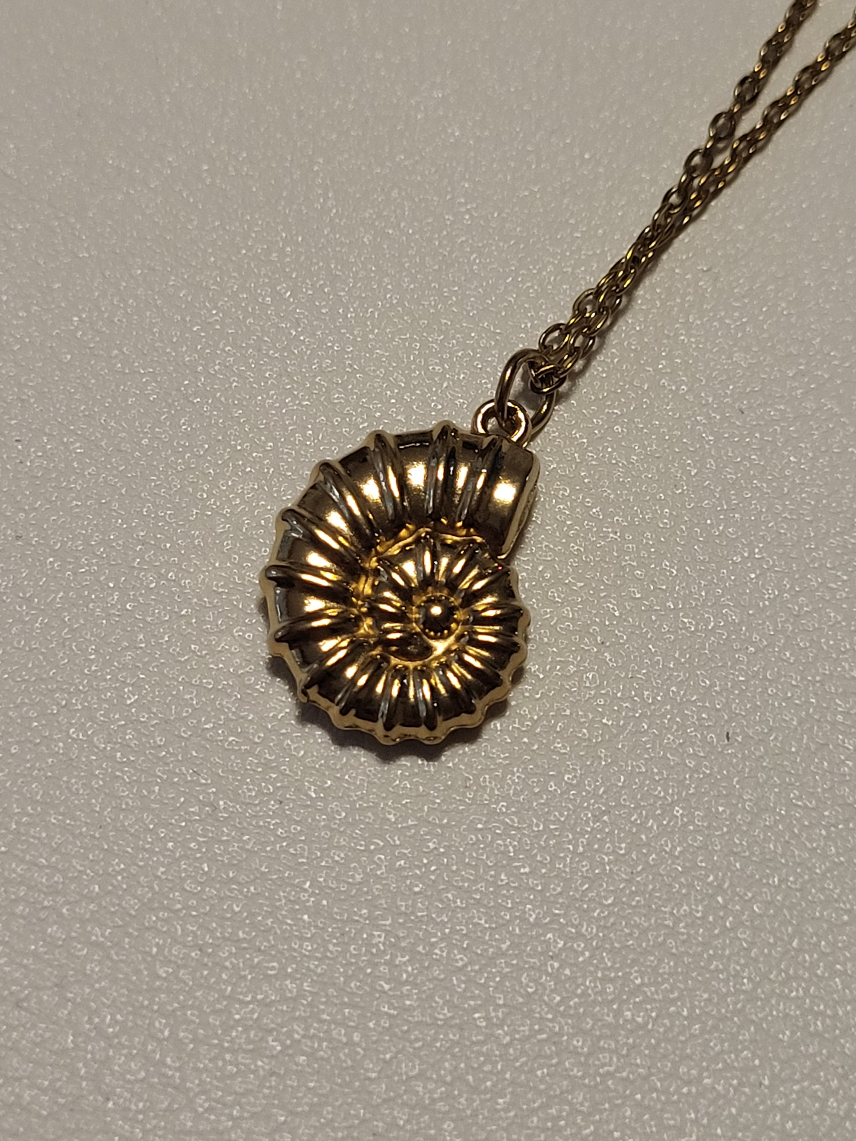Collier pendentif escargot acier inoxydable doré 40 + 5 cm