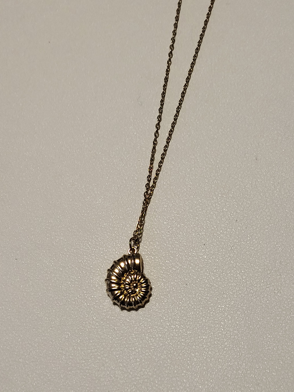 Collier pendentif escargot acier inoxydable doré 40 + 5 cm