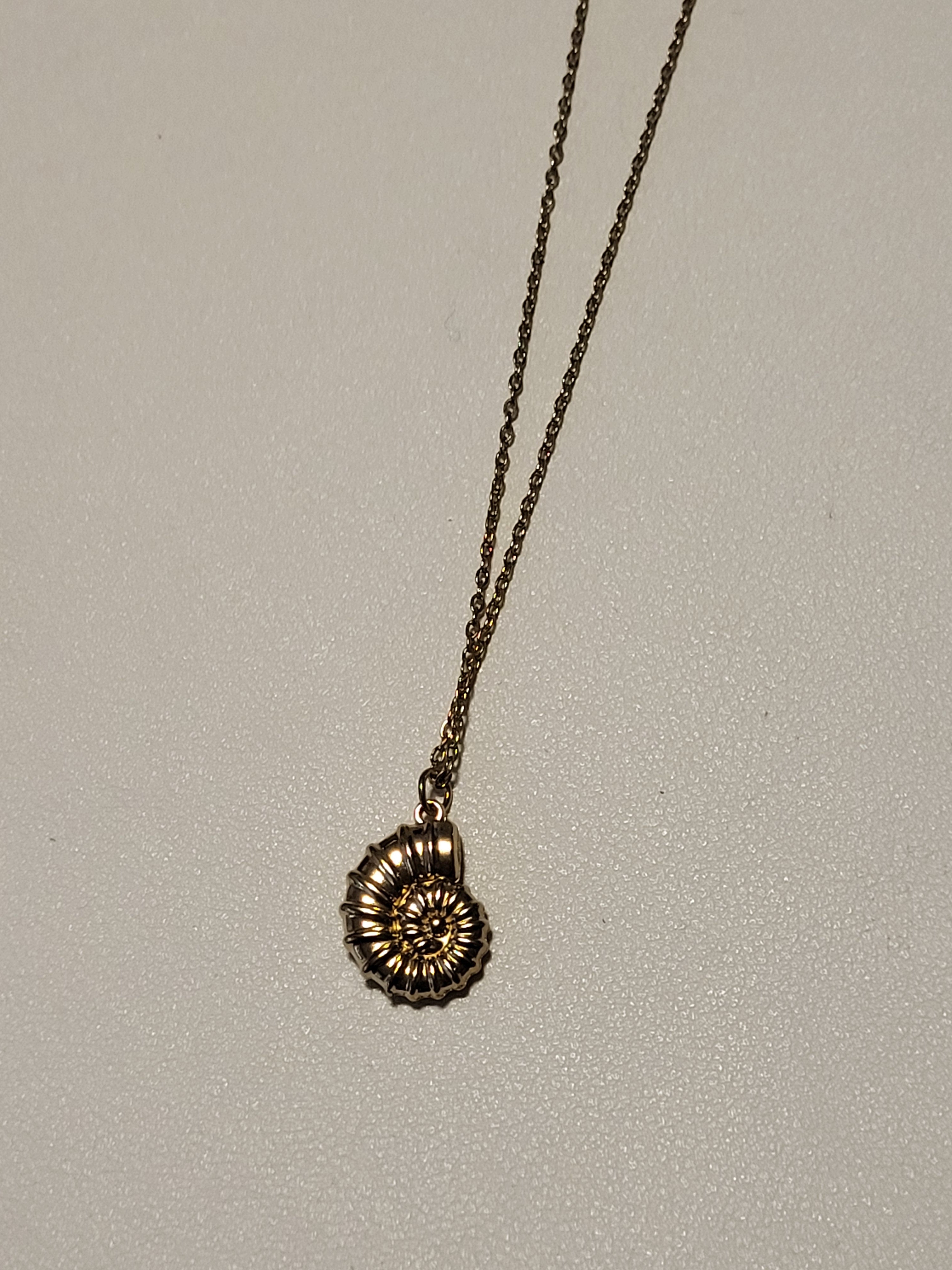 Collier pendentif escargot acier inoxydable doré 40 + 5 cm