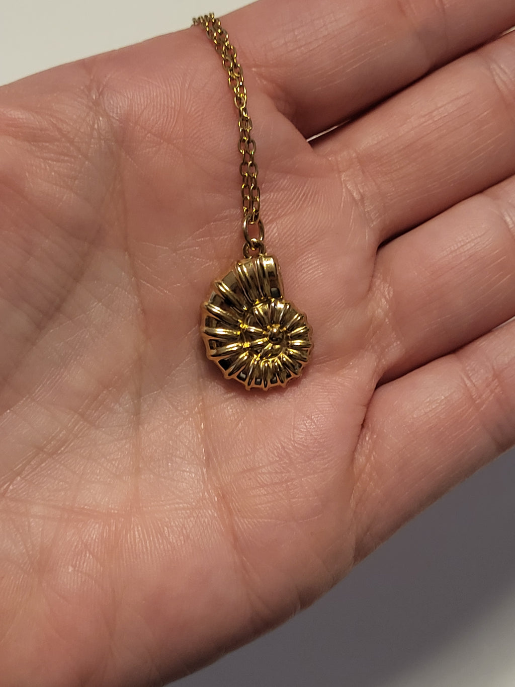 Collier pendentif escargot acier inoxydable doré 40 + 5 cm