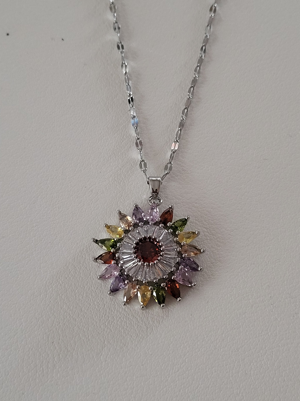 Collier acier inoxydable argenté forme de fleur pierres multicolores zirconium