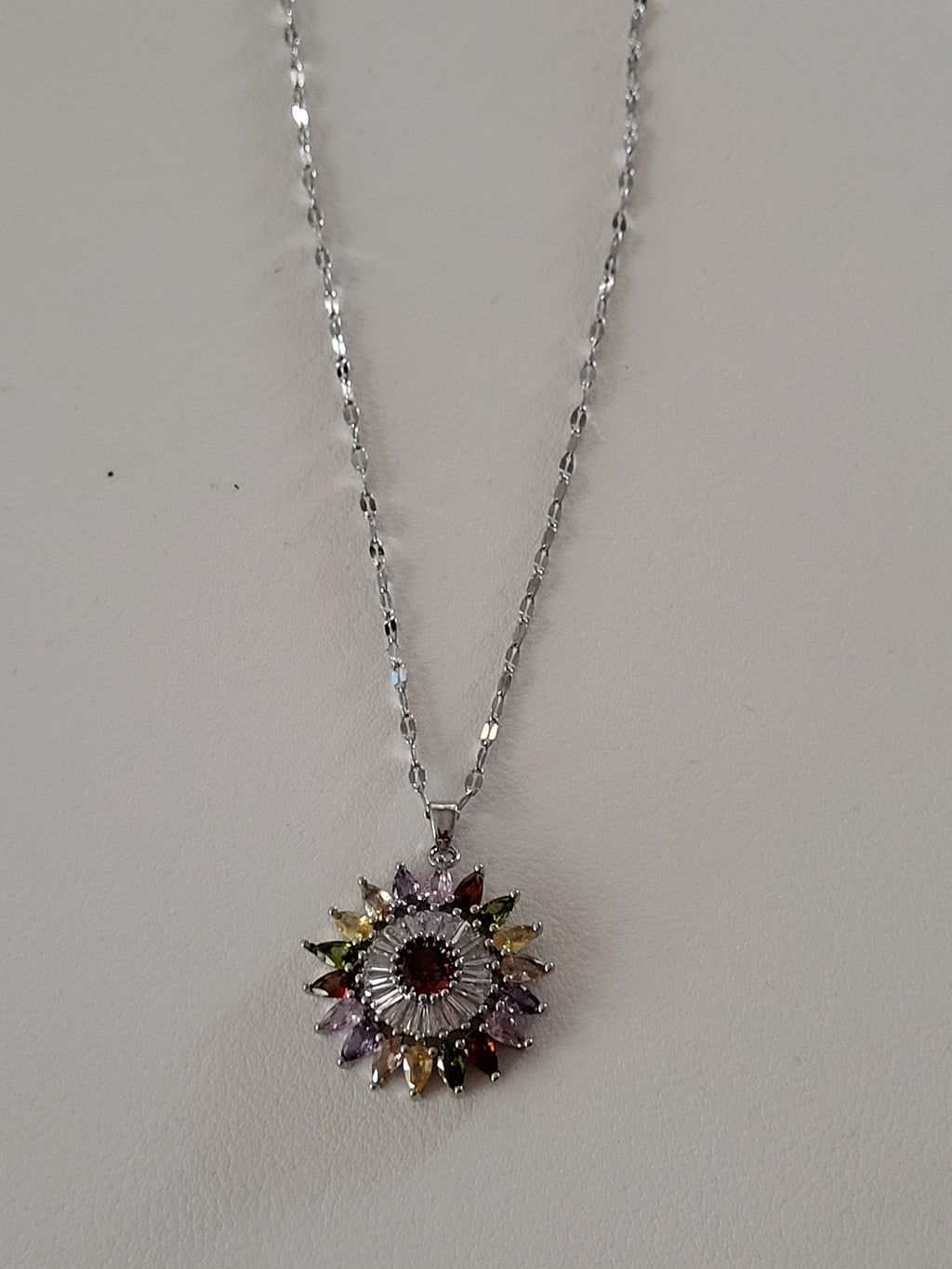 Collier acier inoxydable argenté forme de fleur pierres multicolores zirconium
