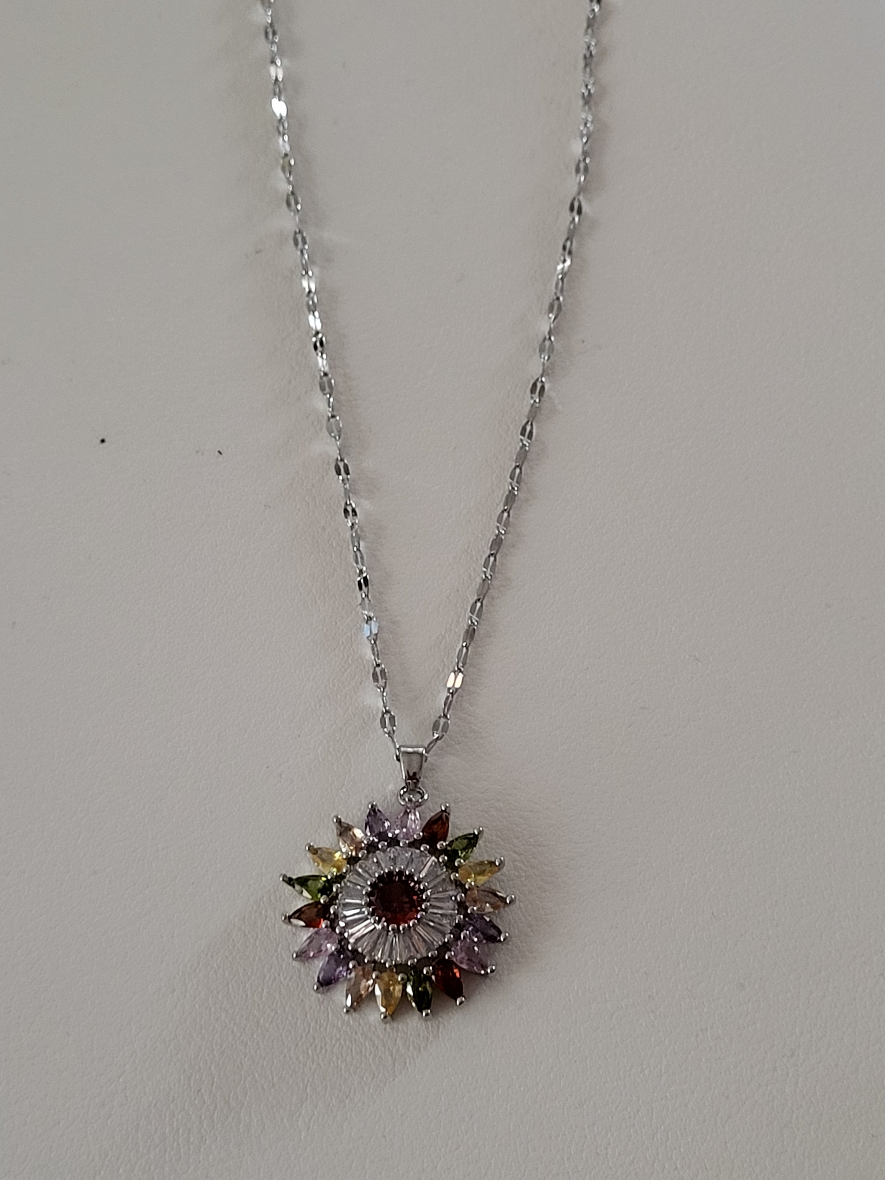 Collier acier inoxydable argenté forme de fleur pierres multicolores zirconium