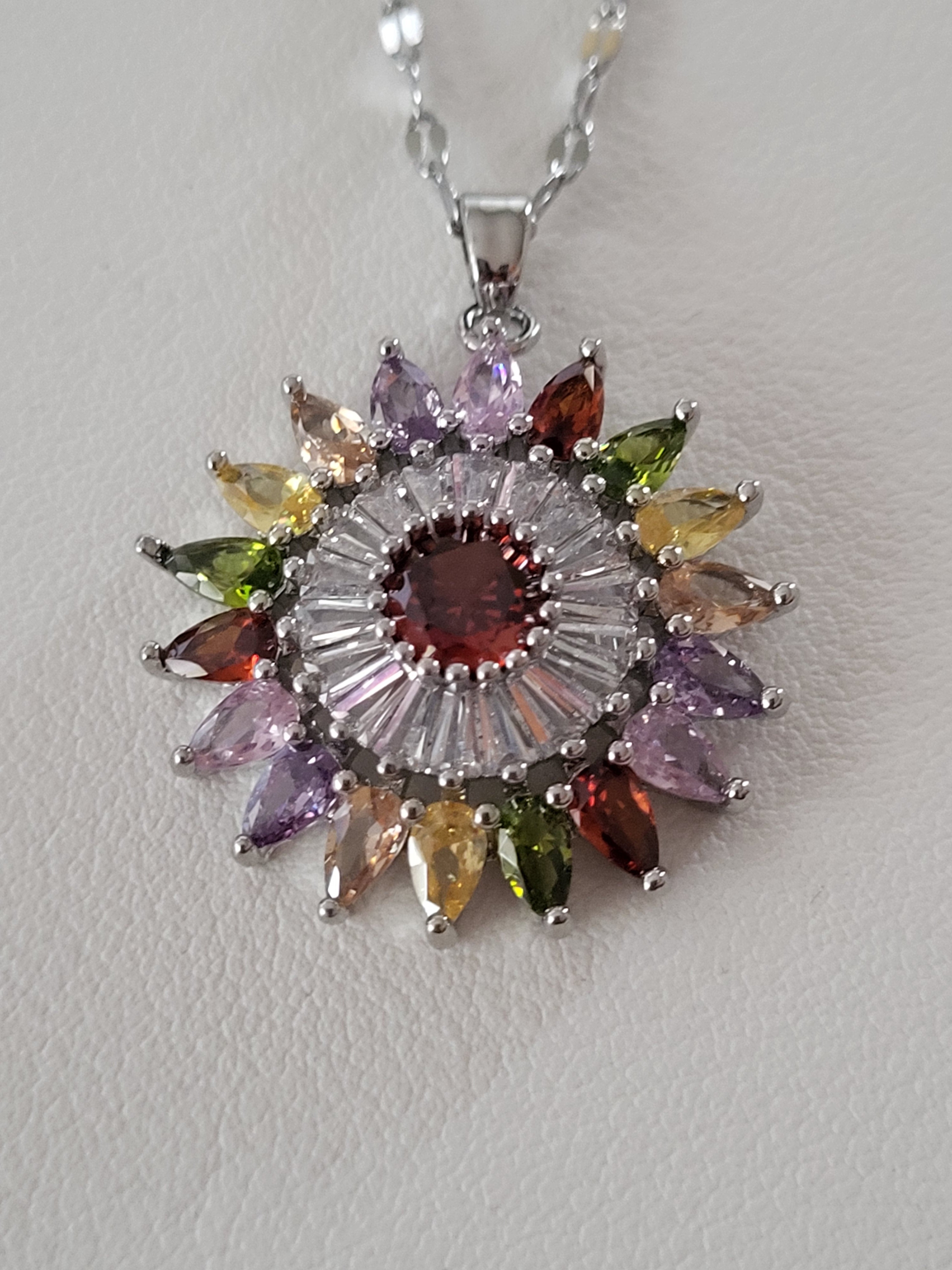 Collier acier inoxydable argenté forme de fleur pierres multicolores zirconium