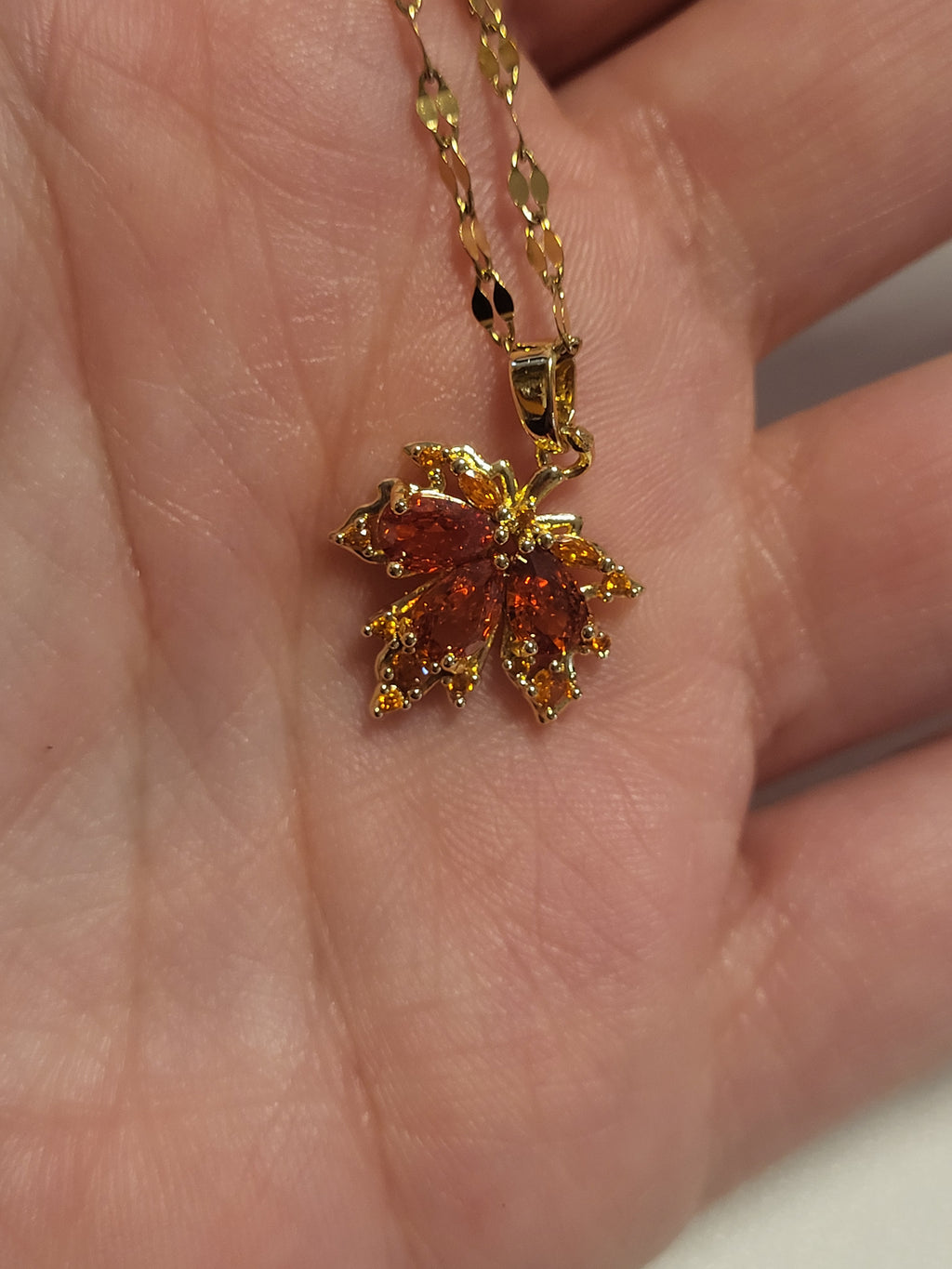 Collier acier inoxydable avec pendentif feuille d'érable rouge