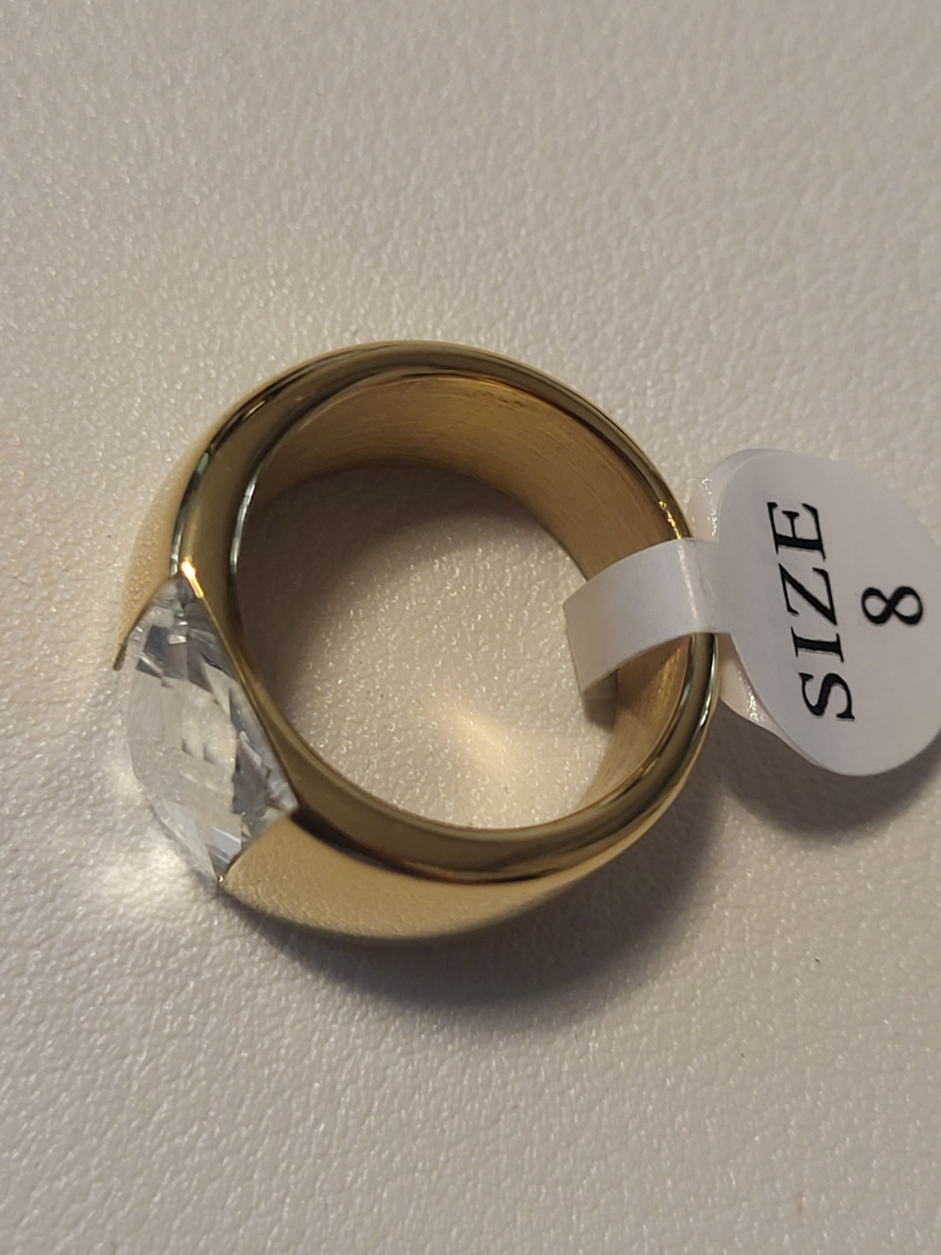 Bague acier inoxydable doré avec pierre blanche taille 8