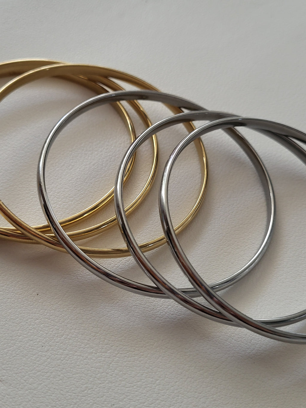 6 Bracelets joncs en acier inoxydable doré et argenté