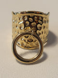 Bague ajustable martelée avec anneau décoratif à l’avant doré