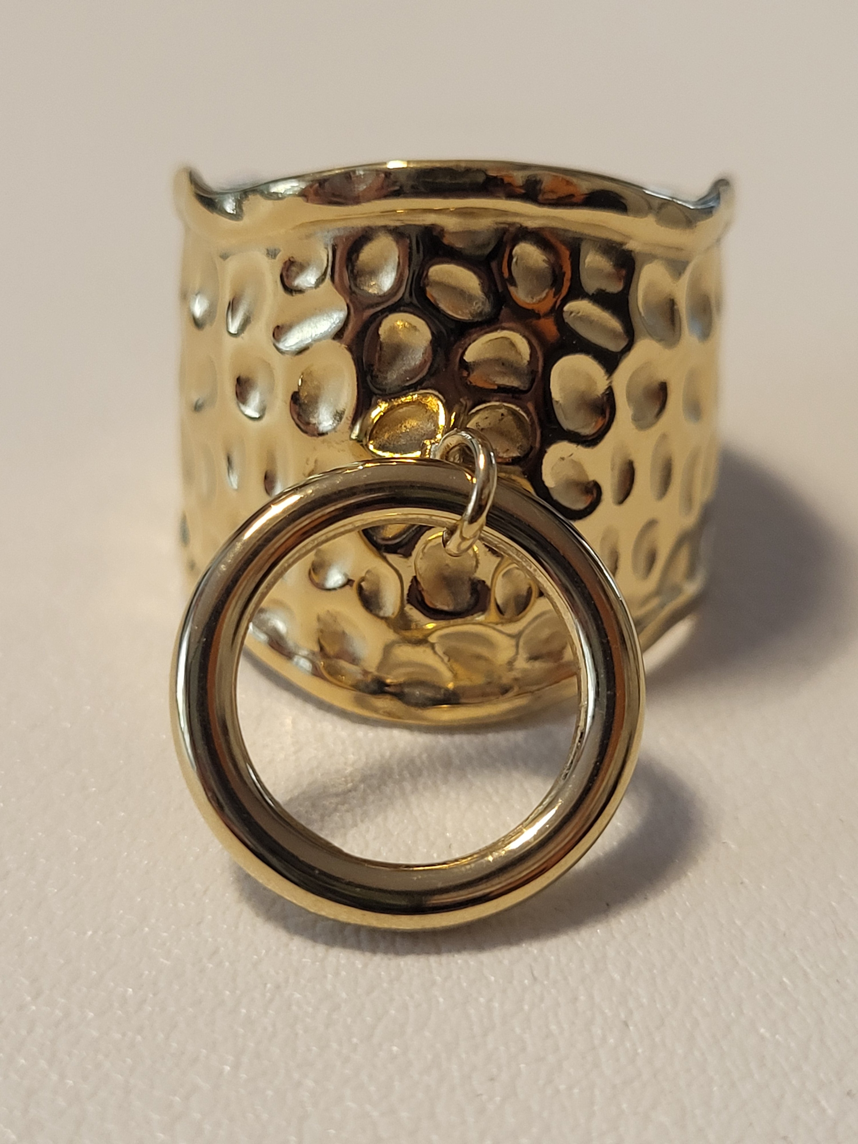 Bague ajustable martelée avec anneau décoratif à l’avant doré