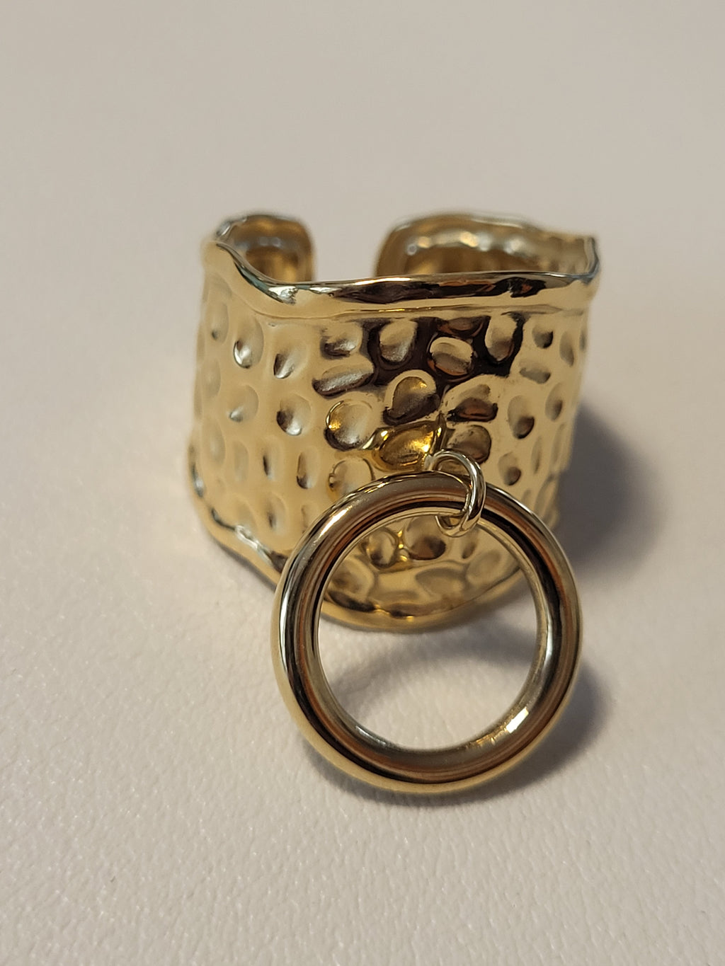Bague ajustable martelée avec anneau décoratif à l’avant doré