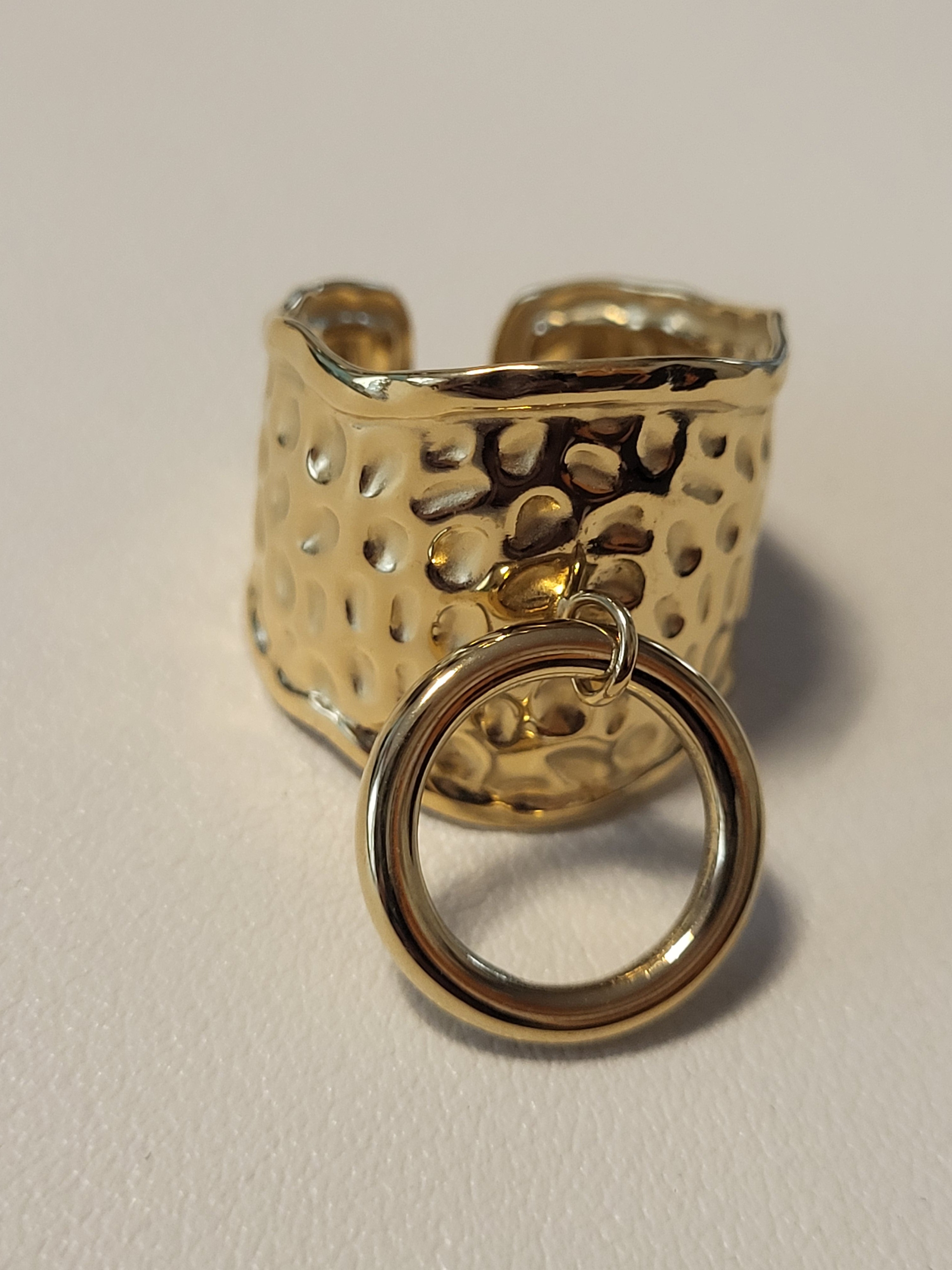 Bague ajustable martelée avec anneau décoratif à l’avant doré