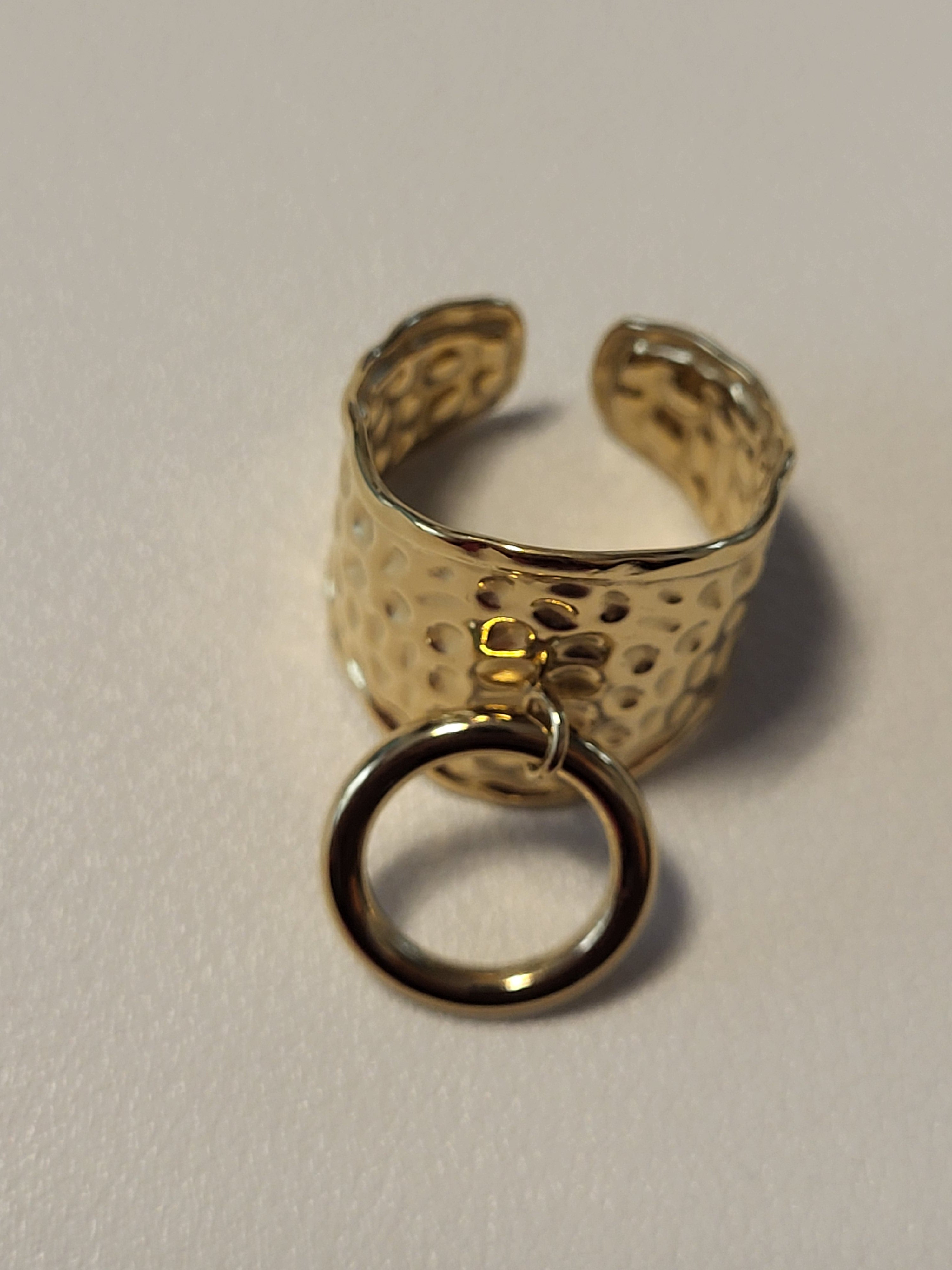Bague ajustable martelée avec anneau décoratif à l’avant doré