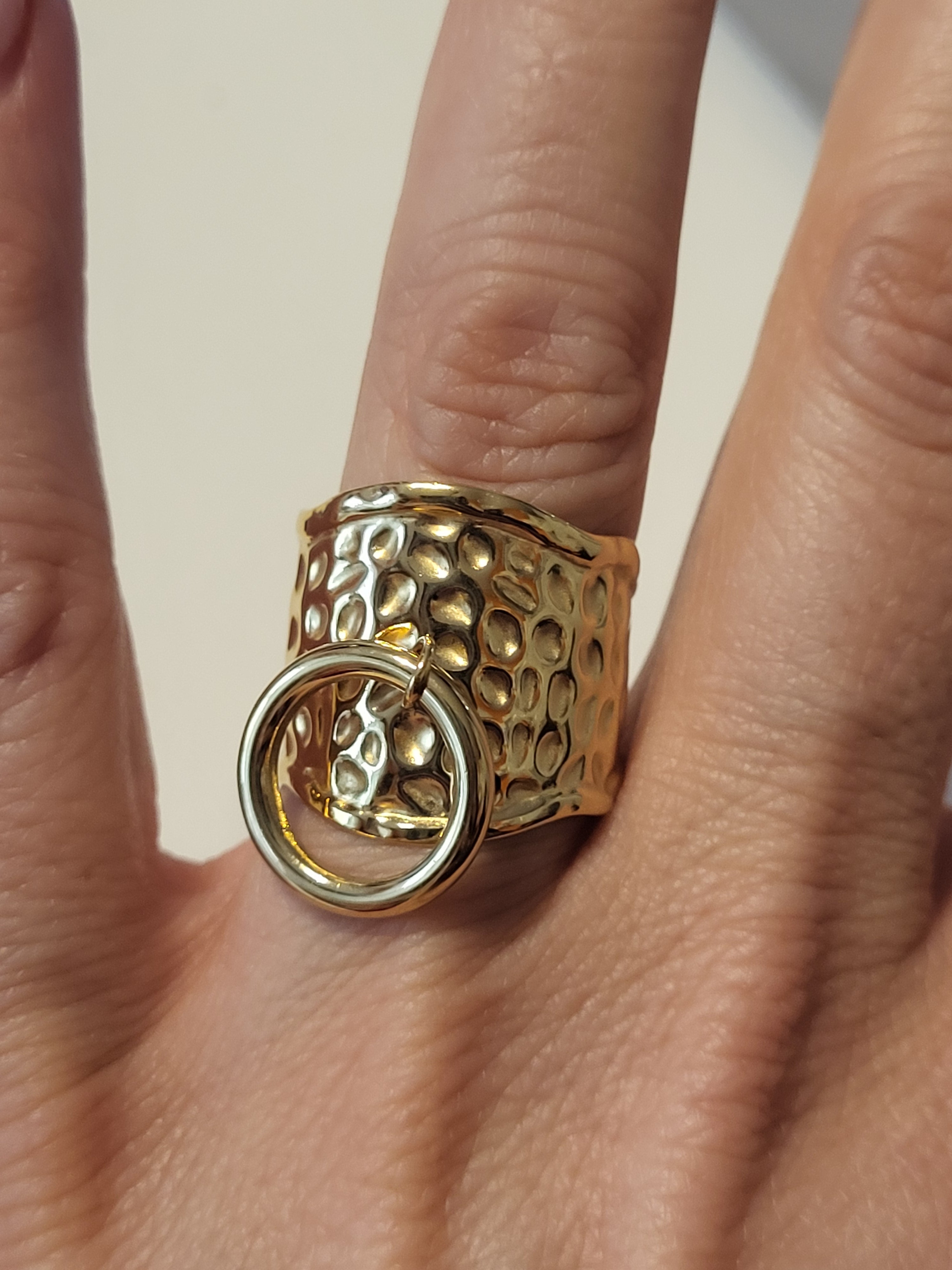 Bague ajustable martelée avec anneau décoratif à l’avant doré