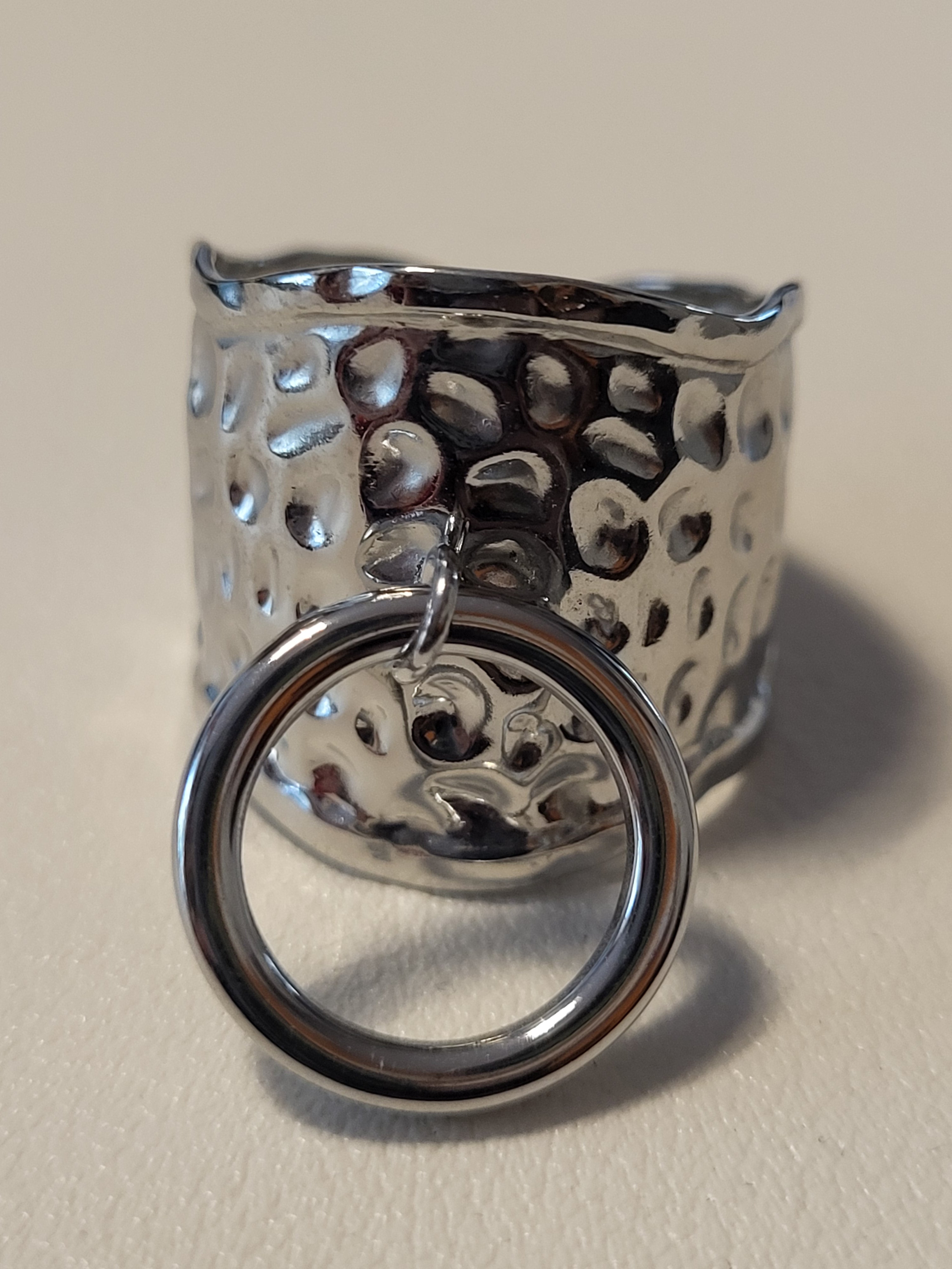Bague ajustable martelée avec anneau décoratif à l’avant argenté